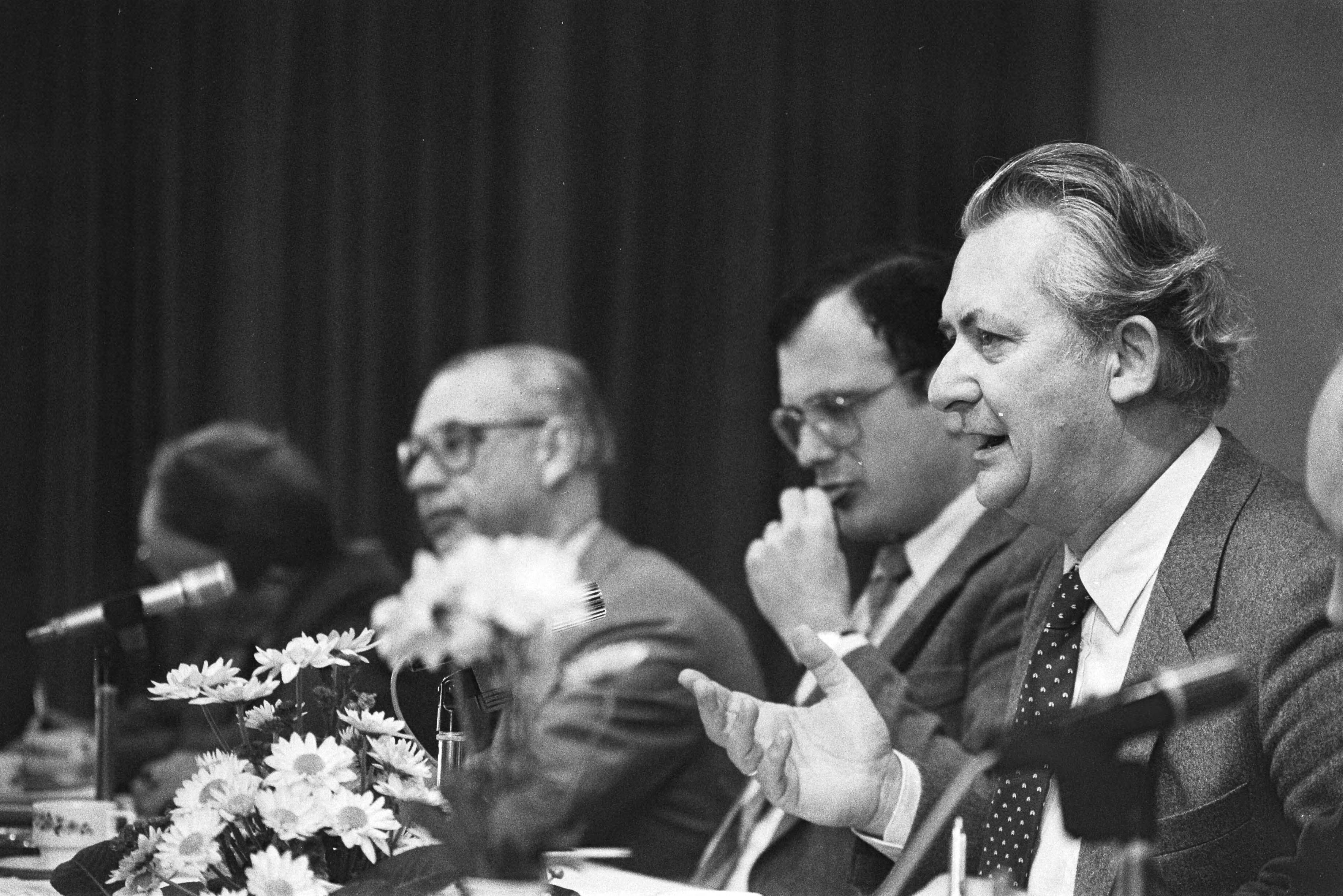 CFO praat met leden over de acties — Voorzitter De Jong (r) tijdens de vergadering — Foto: Croes, Rob C. / Anefo. Licentie: Set B: Rechtenvrij / Publiek Domein. Bron: Nationaal Archief. http://hdl.handle.net/10648/ad319e3e-d0b4-102d-bcf8-003048976d84
