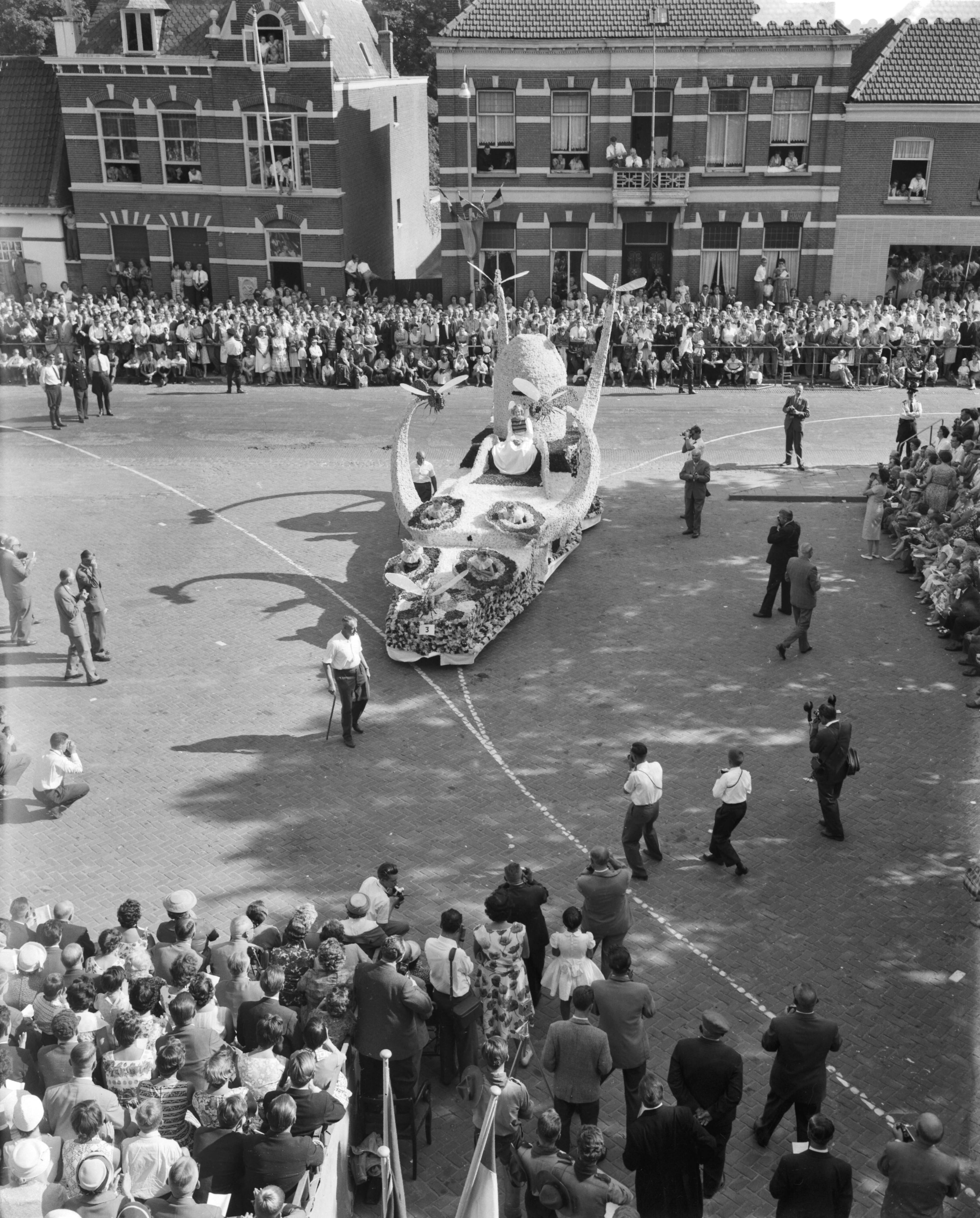Fotocollectie Anefo — Bloemencorso in Zundert — Foto: Pot, Harry / Anefo. Licentie: Set B: Rechtenvrij / Publiek Domein. Bron: Nationaal Archief. http://hdl.handle.net/10648/a99cf368-d0b4-102d-bcf8-003048976d84