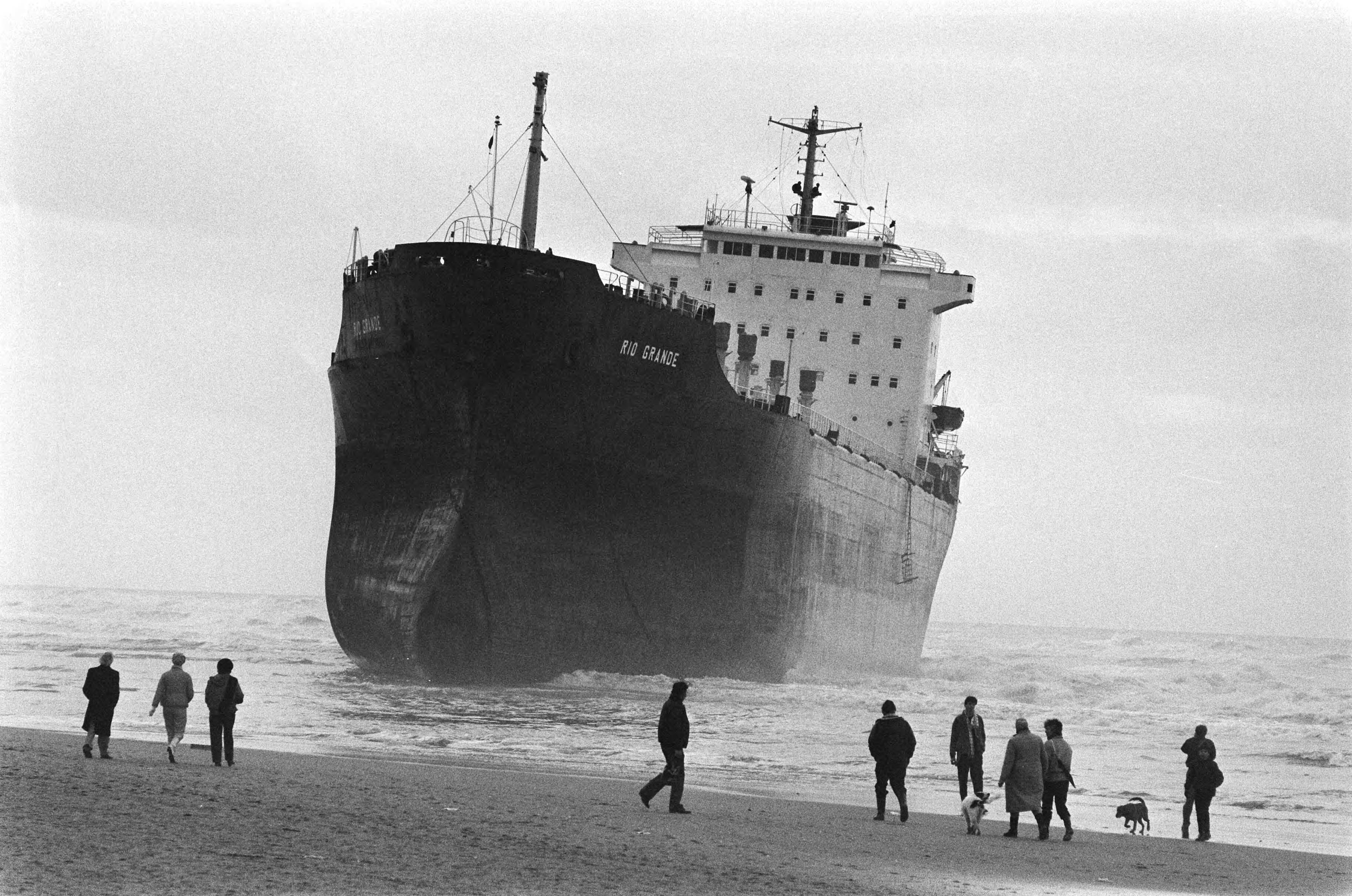 Rio Grande op het strand van Wassenaar — Bij Wassenaar is door de zware storm de Maltezer bulkcarrier "Rio Grande" aan de grond gelopen — Foto: Bogaerts, Rob / Anefo. Licentie: Set B: Rechtenvrij / Publiek Domein. Bron: Nationaal Archief. http://hdl.handle.net/10648/ad4ea2ea-d0b4-102d-bcf8-003048976d84