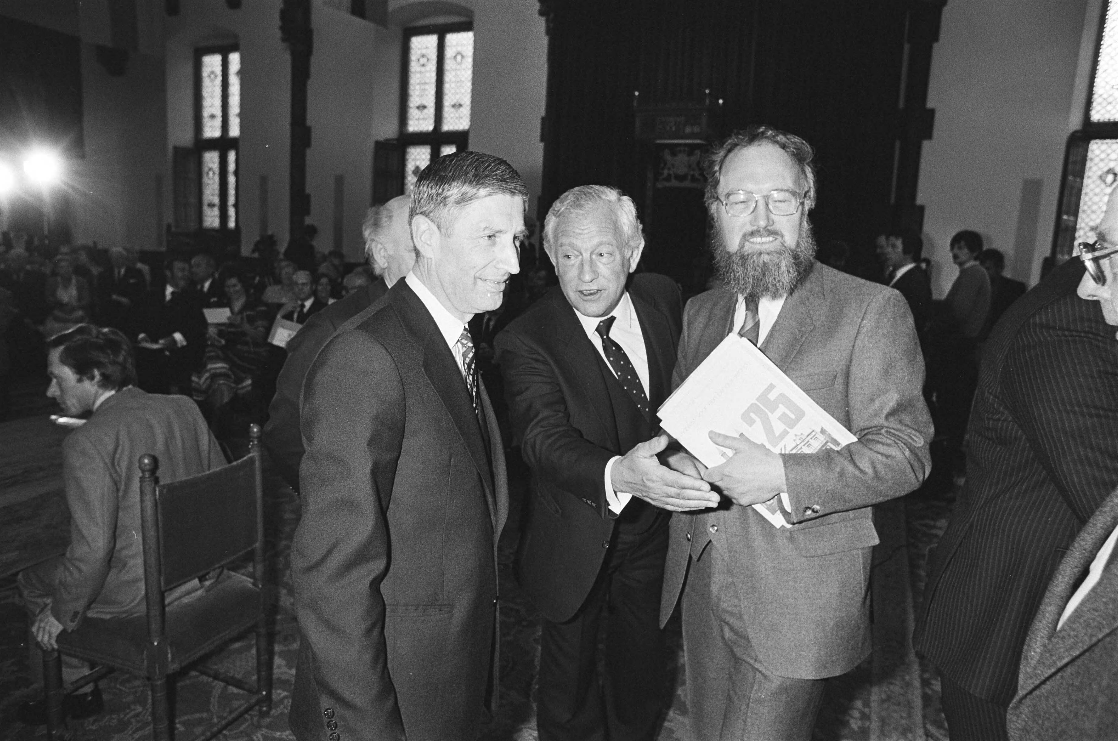 Fotocollectie Anefo — 25 jarig bestaan Interparlementaire Beneluxraad in Ridderzaal in Den Haag ; 16, 17: Van Agt (l) en Van Ooyen (PvdA), 18, 19: Van Agt (l), Van der Klaauw / — Foto: Croes, Rob C. / Anefo. Licentie: Set B: Rechtenvrij / Publiek Domein. Bron: Nationaal Archief. http://hdl.handle.net/10648/ad16ef3a-d0b4-102d-bcf8-003048976d84