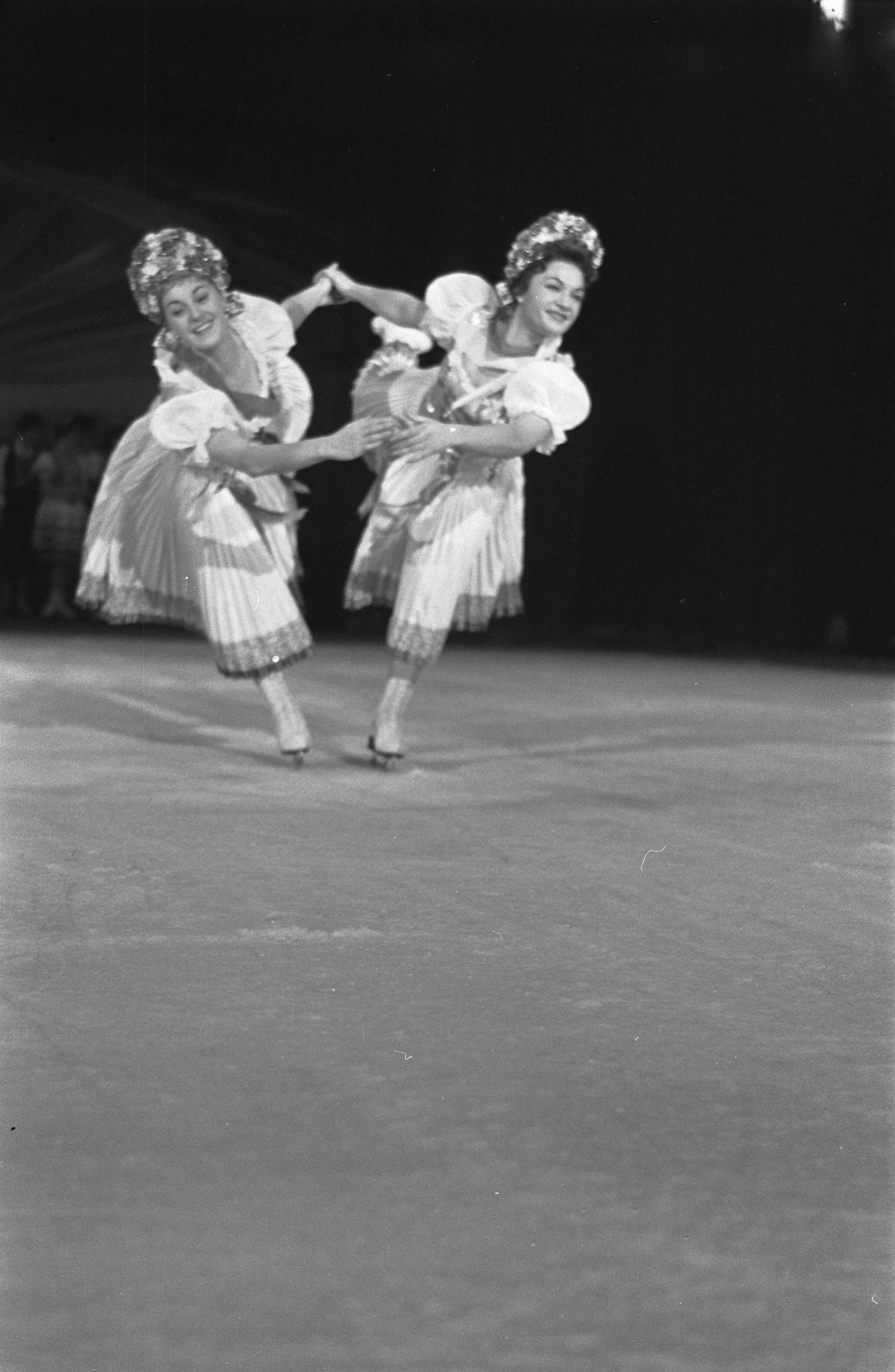 Fotocollectie Anefo — Generale repetitie van het IJsballet van Maxi en Ernest Baier te Utrecht — Foto: Pot, Harry / Anefo. Licentie: Set B: Rechtenvrij / Publiek Domein. Bron: Nationaal Archief. http://hdl.handle.net/10648/a9a44866-d0b4-102d-bcf8-003048976d84