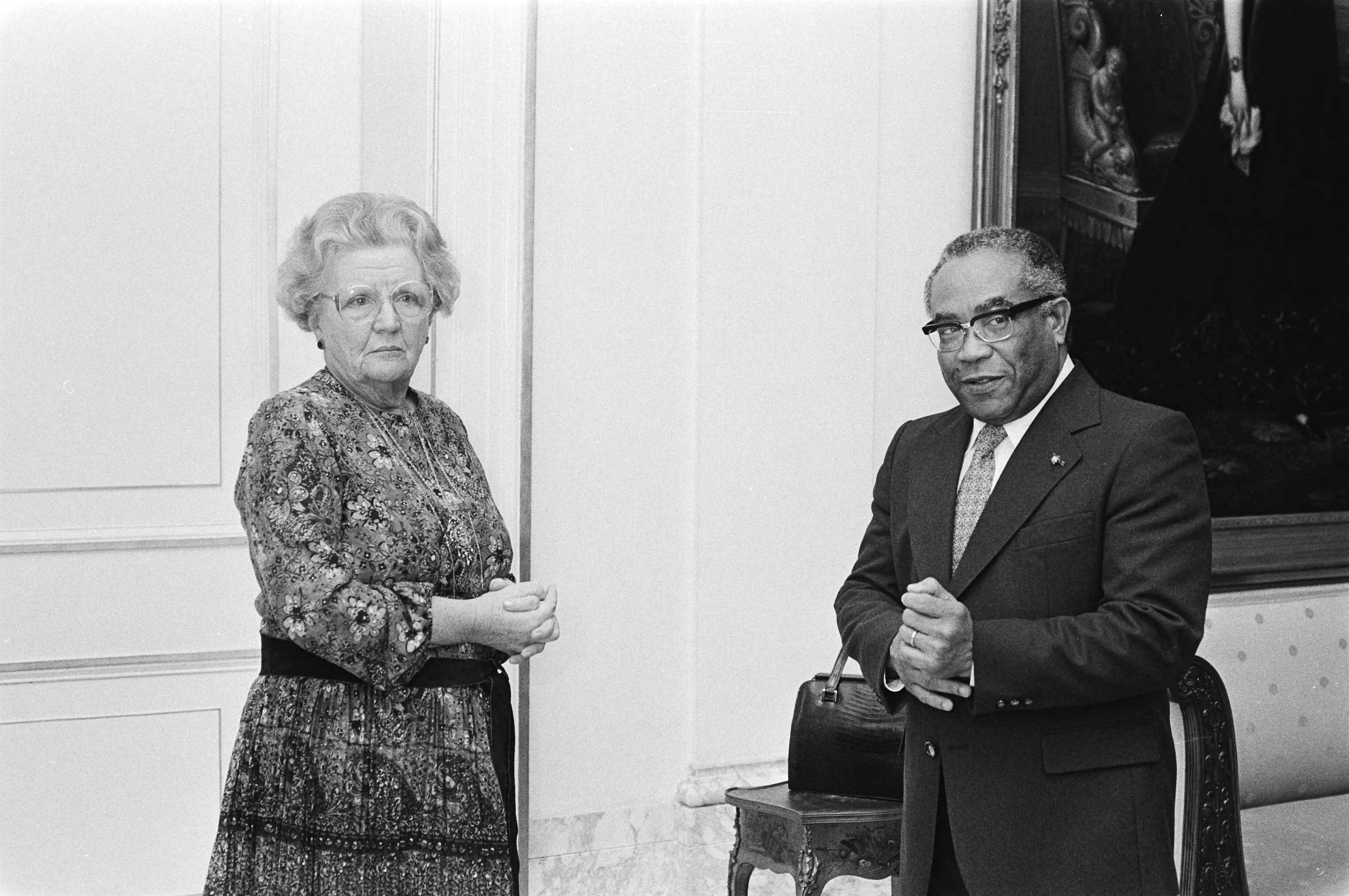 Fotocollectie Anefo — Hare Majestiet de Koningin ontvangt gouverneur Kieto (r) van de Nederlandse Antillen (Soestdijk) — Foto: Suyk, Koen / Anefo. Licentie: Set B: Rechtenvrij / Publiek Domein. Bron: Nationaal Archief. http://hdl.handle.net/10648/acd77602-d0b4-102d-bcf8-003048976d84
