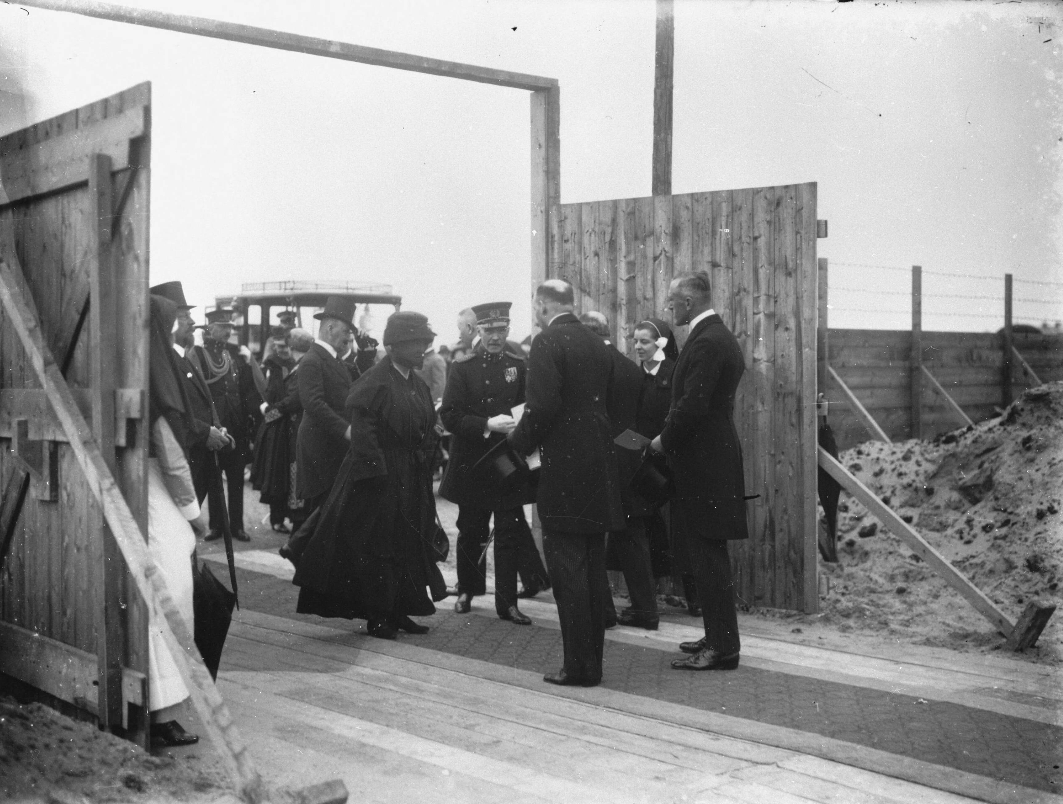 Fotocollectie RVD / Koninklijk Huis — Koningin Wilhelmina en prins Hendrik arriveren voor de eerste steenlegging voor het nieuwe Rode Kruis Ziekenhuis aan de Sportlaan te Den Haag, dinsdag 4 juli 1922 — Foto: Rousel (repro) / RVD. Licentie: Set B: Rechtenvrij / Publiek Domein. Bron: Nationaal Archief. http://hdl.handle.net/10648/afb318e0-d0b4-102d-bcf8-003048976d84