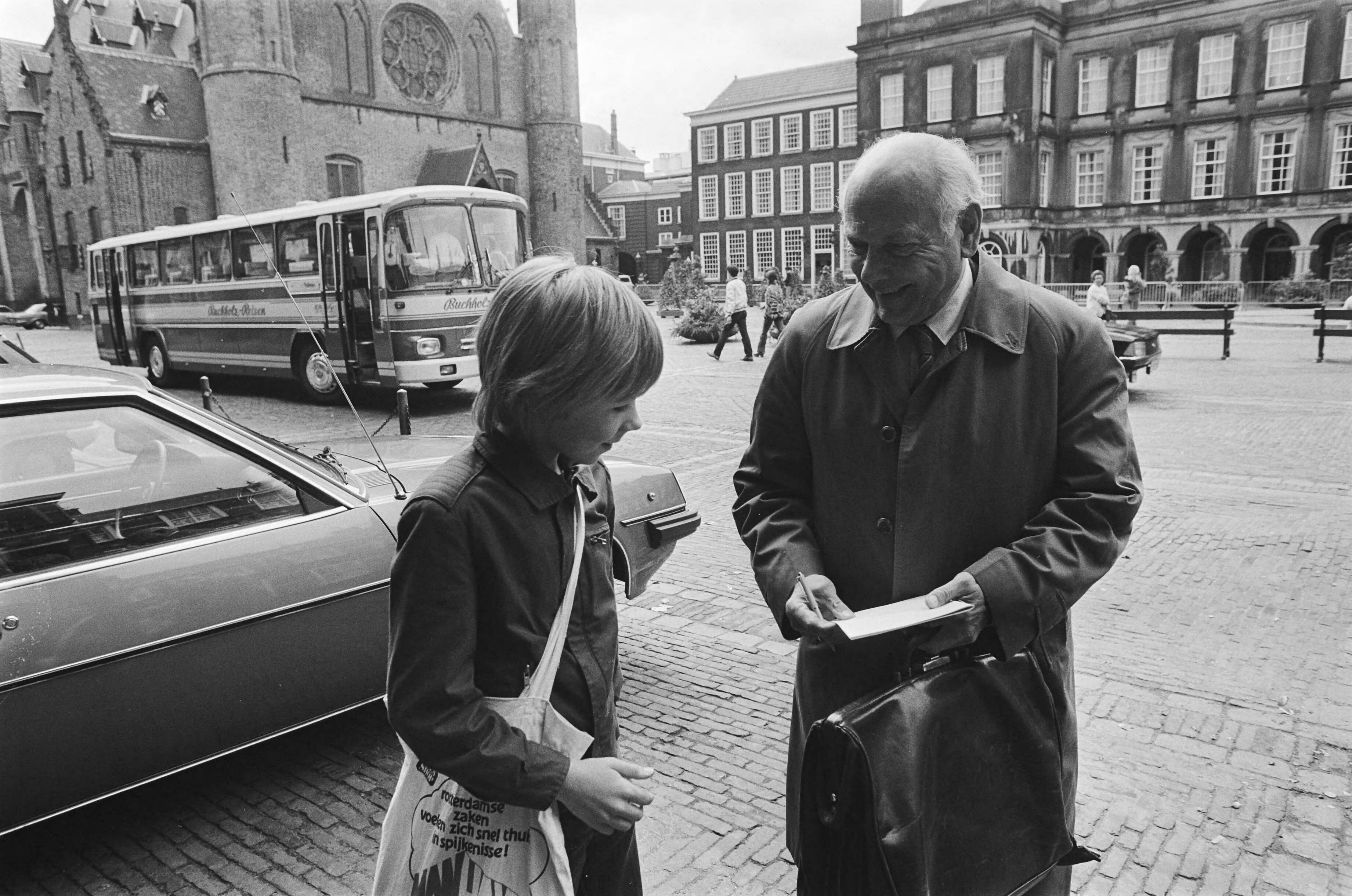 Fotocollectie Anefo — Kabinetsformatie 1981 in Den Haag ; voor het overleg gee Den Uyl een handtekening aan een jongetje voor het gebouw van de Eerste Kamer — Foto: Dijk, Hans van / Anefo. Licentie: Set B: Rechtenvrij / Publiek Domein. Bron: Nationaal Archief. http://hdl.handle.net/10648/acfe665e-d0b4-102d-bcf8-003048976d84