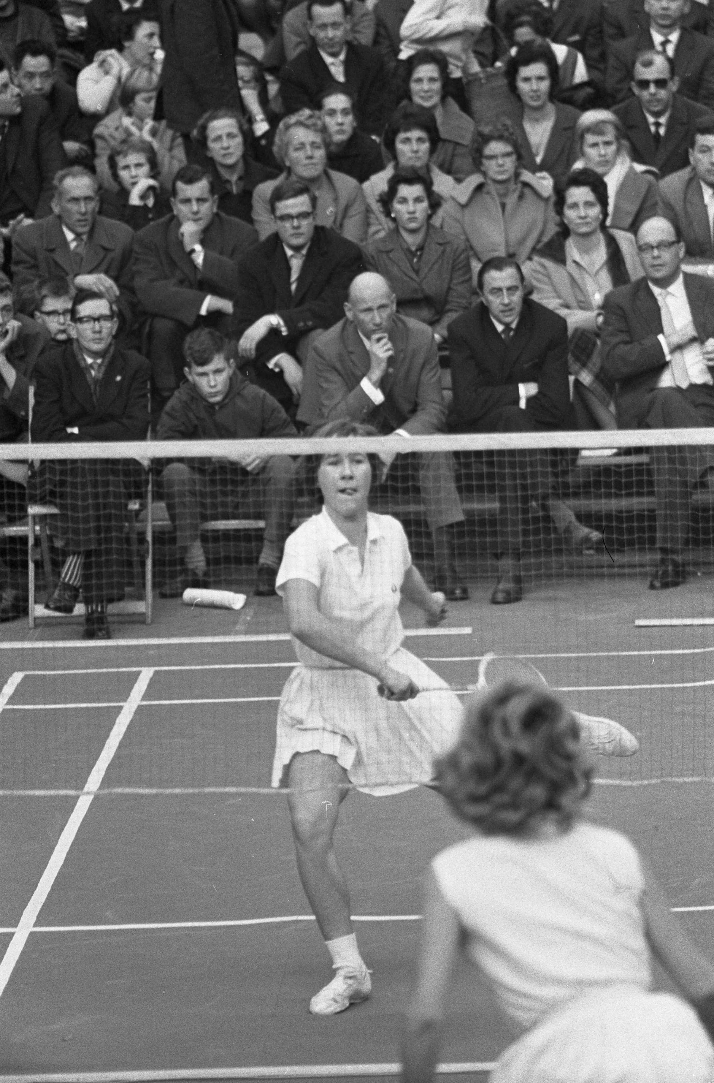 Fotocollectie Anefo — Internationale badmintonkampioenschappen in nieuwe "Duinwijck" hal te Haarlem. Finale dames. Kirsten Dahl (Denemarken) tegen Bente Flinte (Denemarken). Bente Flinte — Foto: Pot, Harry / Anefo. Licentie: Set B: Rechtenvrij / Publiek Domein. Bron: Nationaal Archief. http://hdl.handle.net/10648/a9f87634-d0b4-102d-bcf8-003048976d84