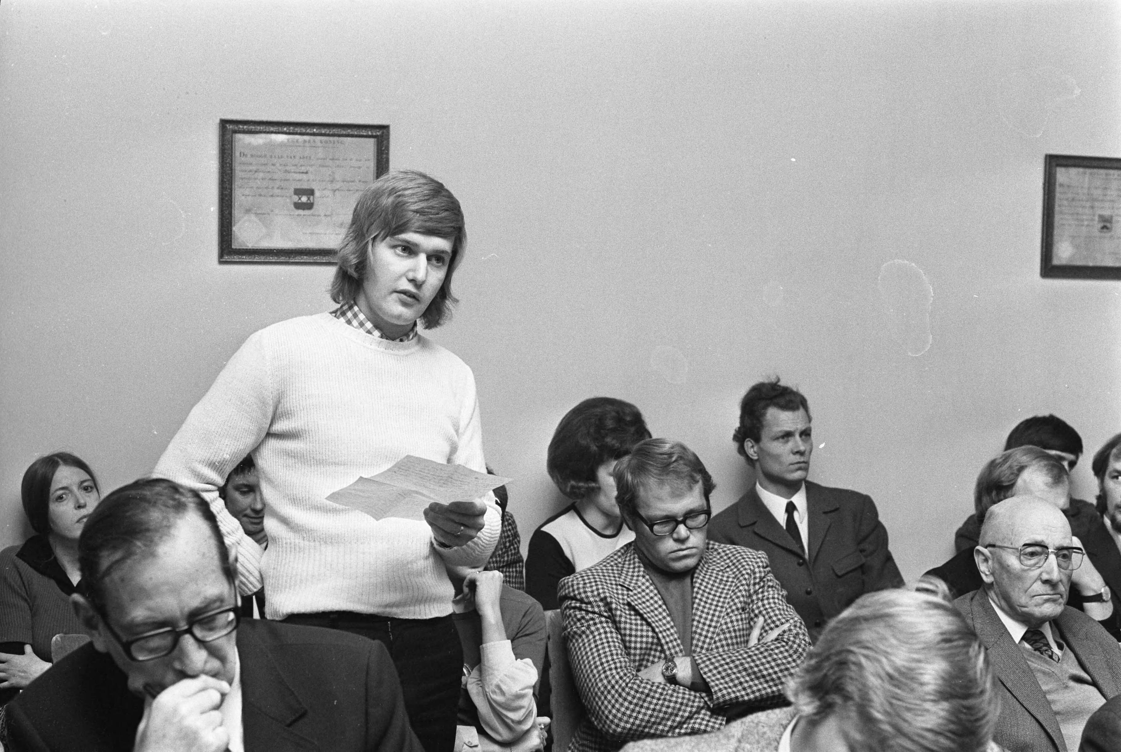 Fotocollectie Anefo — Gemeenteraadsvergadering Vinkeveen, opdracht Volkskrant, publiek stelt vragen — Foto: Mieremet, Rob / Anefo. Licentie: Set B: Rechtenvrij / Publiek Domein. Bron: Nationaal Archief. http://hdl.handle.net/10648/abfd9022-d0b4-102d-bcf8-003048976d84