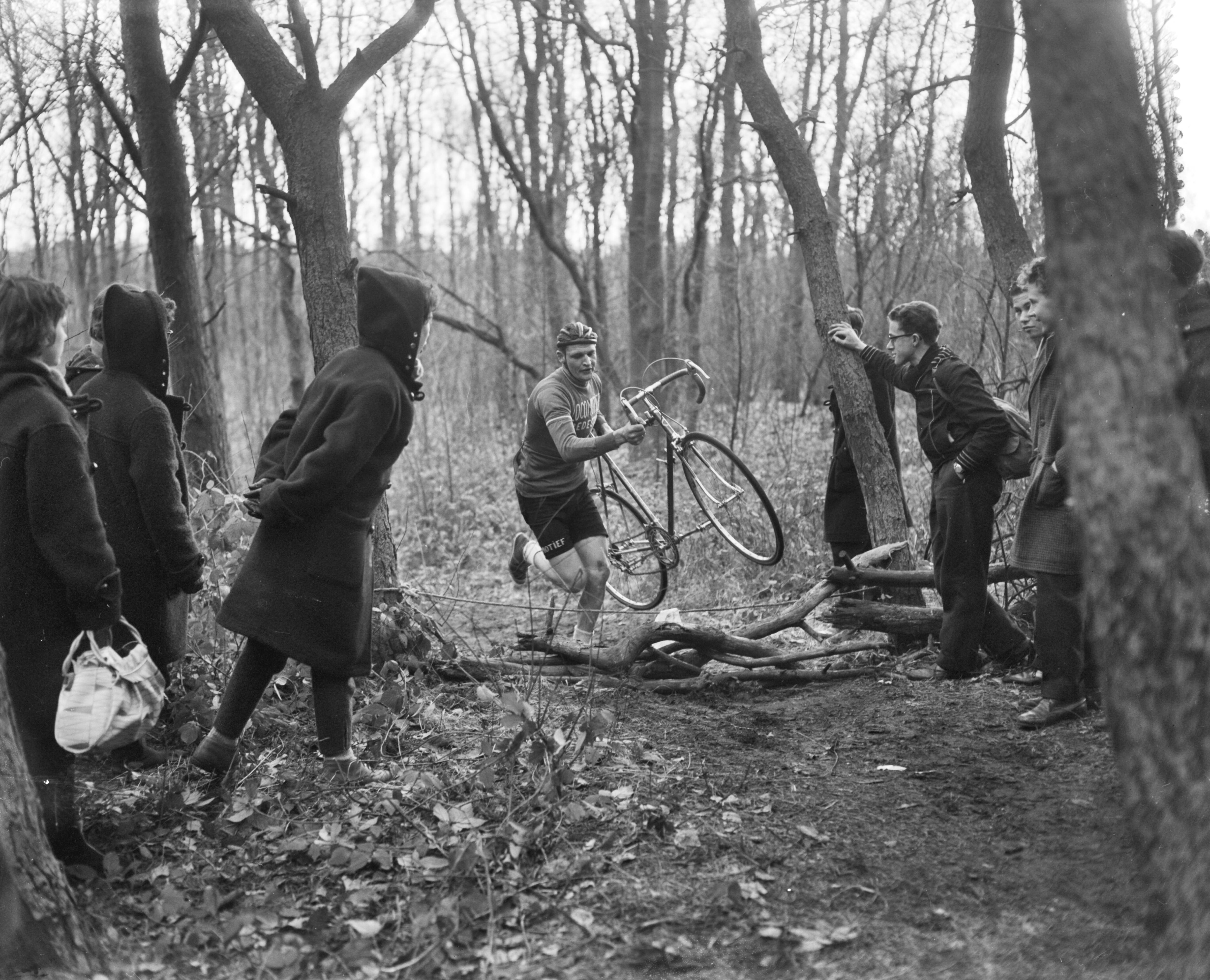 Fotocollectie Anefo — Nationale cyclecross op Duinhorst te Den Haag, Arie Van Wetten — Foto: Bilsen, Joop van / Anefo. Licentie: Set B: Rechtenvrij / Publiek Domein. Bron: Nationaal Archief. http://hdl.handle.net/10648/a98ca2ec-d0b4-102d-bcf8-003048976d84