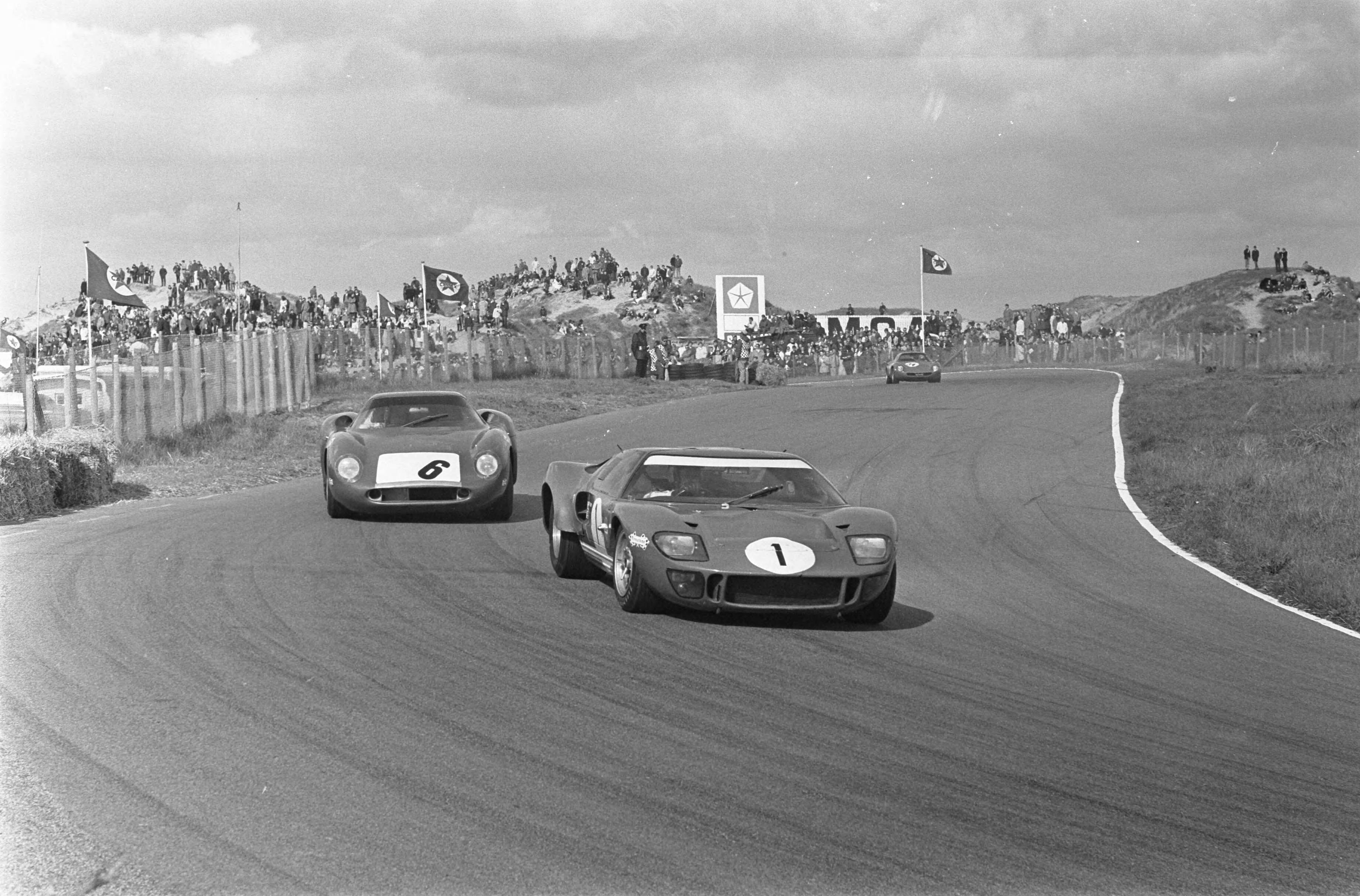 Fotocollectie Anefo — Trophy of the Dunes te Zandvoort. Op kop winnaar Paul Hawkins (nummer 1) — Foto: Koch, Eric / Anefo. Licentie: Set B: Rechtenvrij / Publiek Domein. Bron: Nationaal Archief. http://hdl.handle.net/10648/ab408d06-d0b4-102d-bcf8-003048976d84