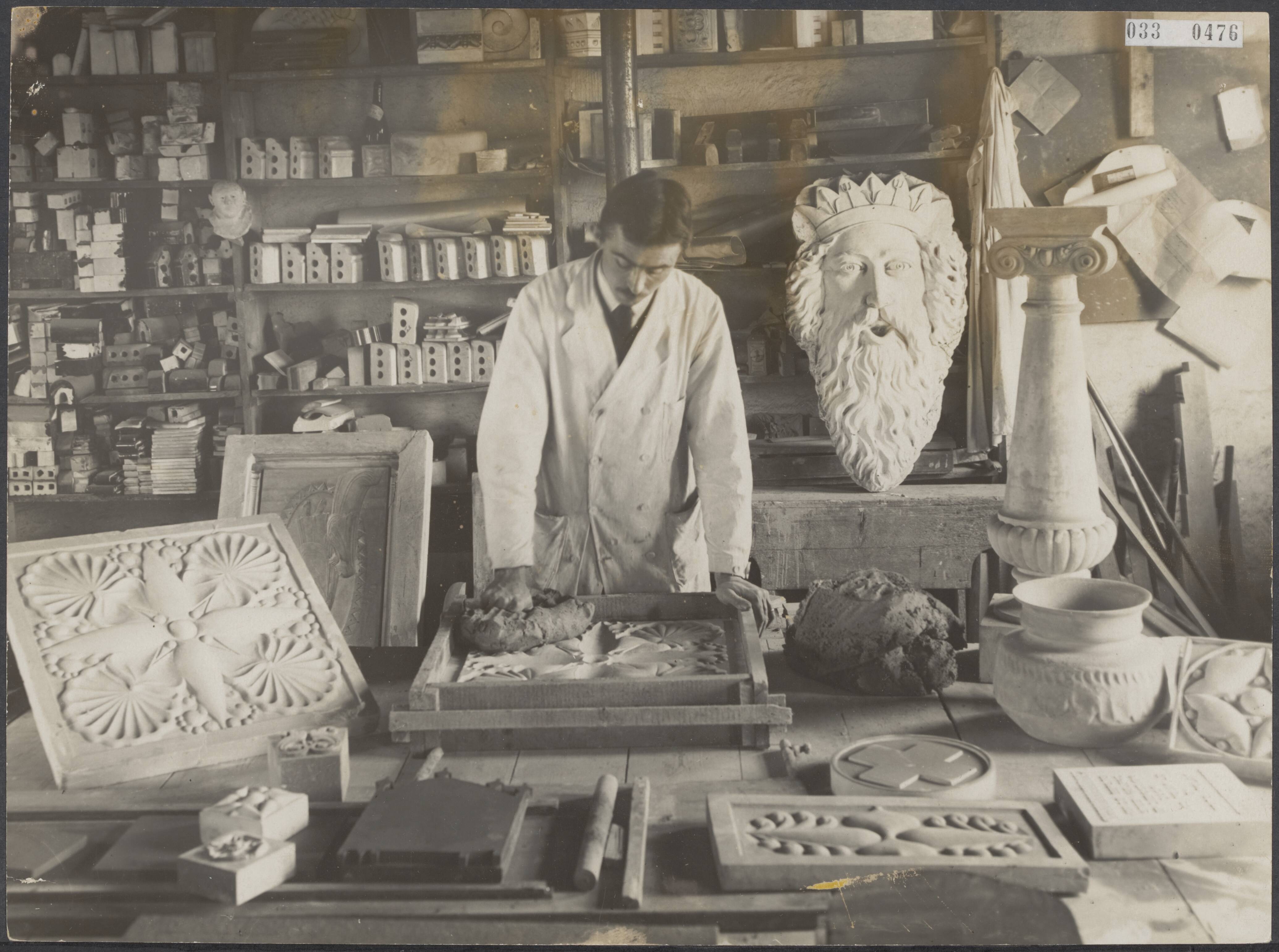 Fotocollectie Elsevier Binnenland — Tegelfabriek "Westraven" te Utrecht. de Keramiekafdeling (vormen, modelleren, ontwerpen). [de man is Dirk Zwanink, chef Bouwkeramiek] — Foto: Haagsch Illustratie- en Persbureau. Licentie: Set B: Rechtenvrij / Publiek Domein. Bron: Nationaal Archief. http://hdl.handle.net/10648/ade67a98-d0b4-102d-bcf8-003048976d84