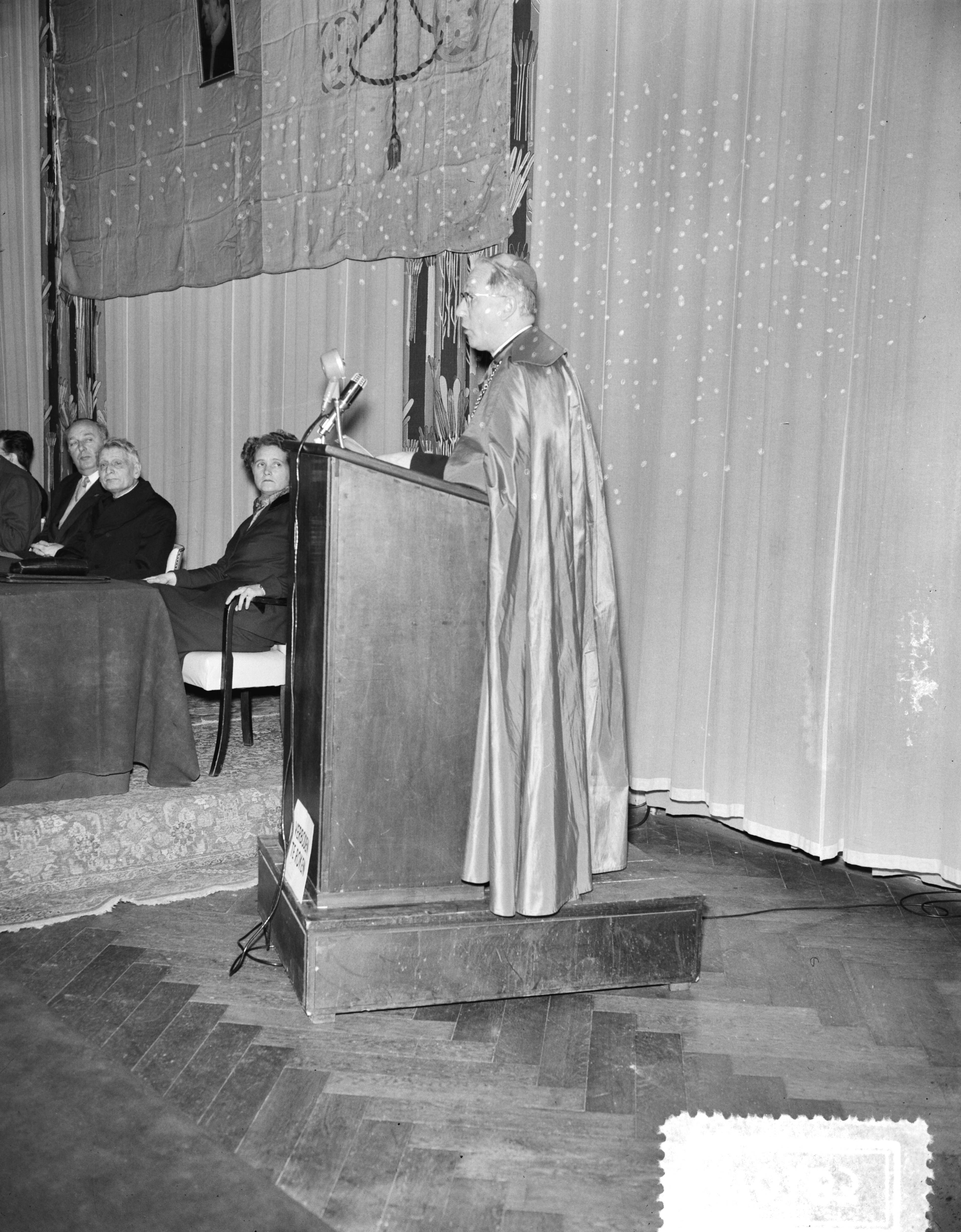 Fotocollectie Anefo — Congres van de Internationale Katholieke Werkgeversorganisaties in het Kurhaus te Scheveningen. Toespraak van mgr. B.J. Alfrink — Foto: Pot, Harry / Anefo. Licentie: Set B: Rechtenvrij / Publiek Domein. Bron: Nationaal Archief. http://hdl.handle.net/10648/a931eb0e-d0b4-102d-bcf8-003048976d84