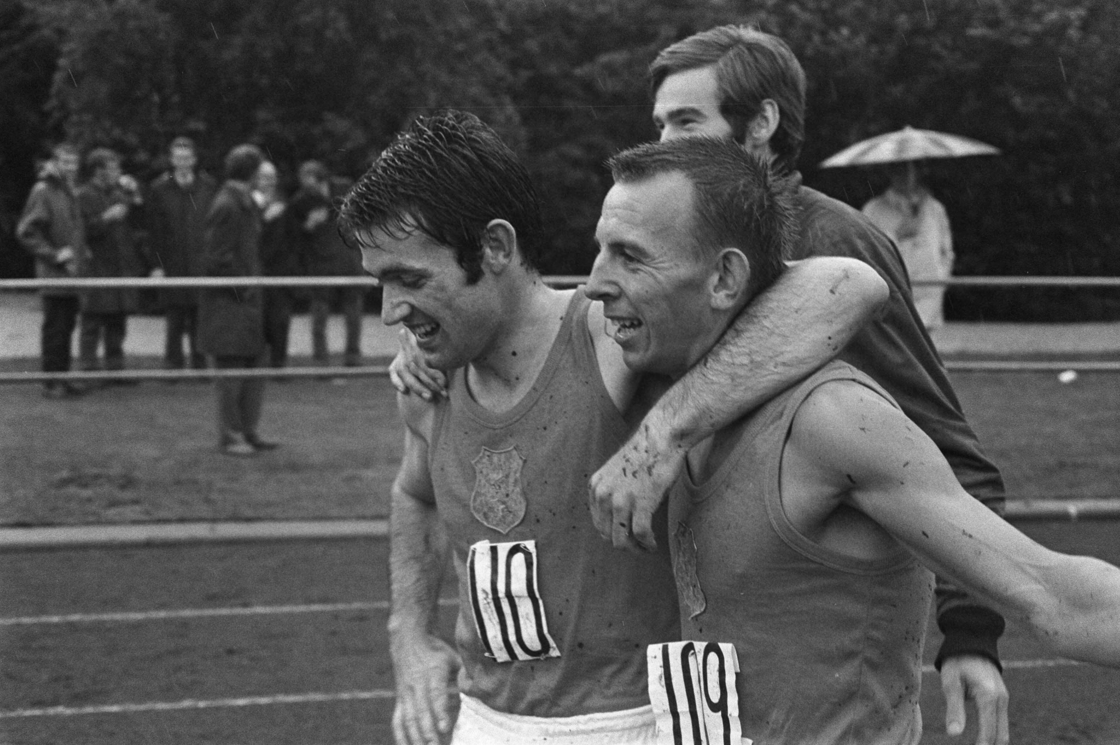 Fotocollectie Anefo — Atletiek Nederland tegen Denemarken in Groningen; nr. 29: Bram Wassenaar ; nr. 30, 31: (links) Wassenaar, (rechts) Scharm — Foto: Verhoeff, Bert / Anefo. Licentie: Set B: Rechtenvrij / Publiek Domein. Bron: Nationaal Archief. http://hdl.handle.net/10648/aba0614a-d0b4-102d-bcf8-003048976d84