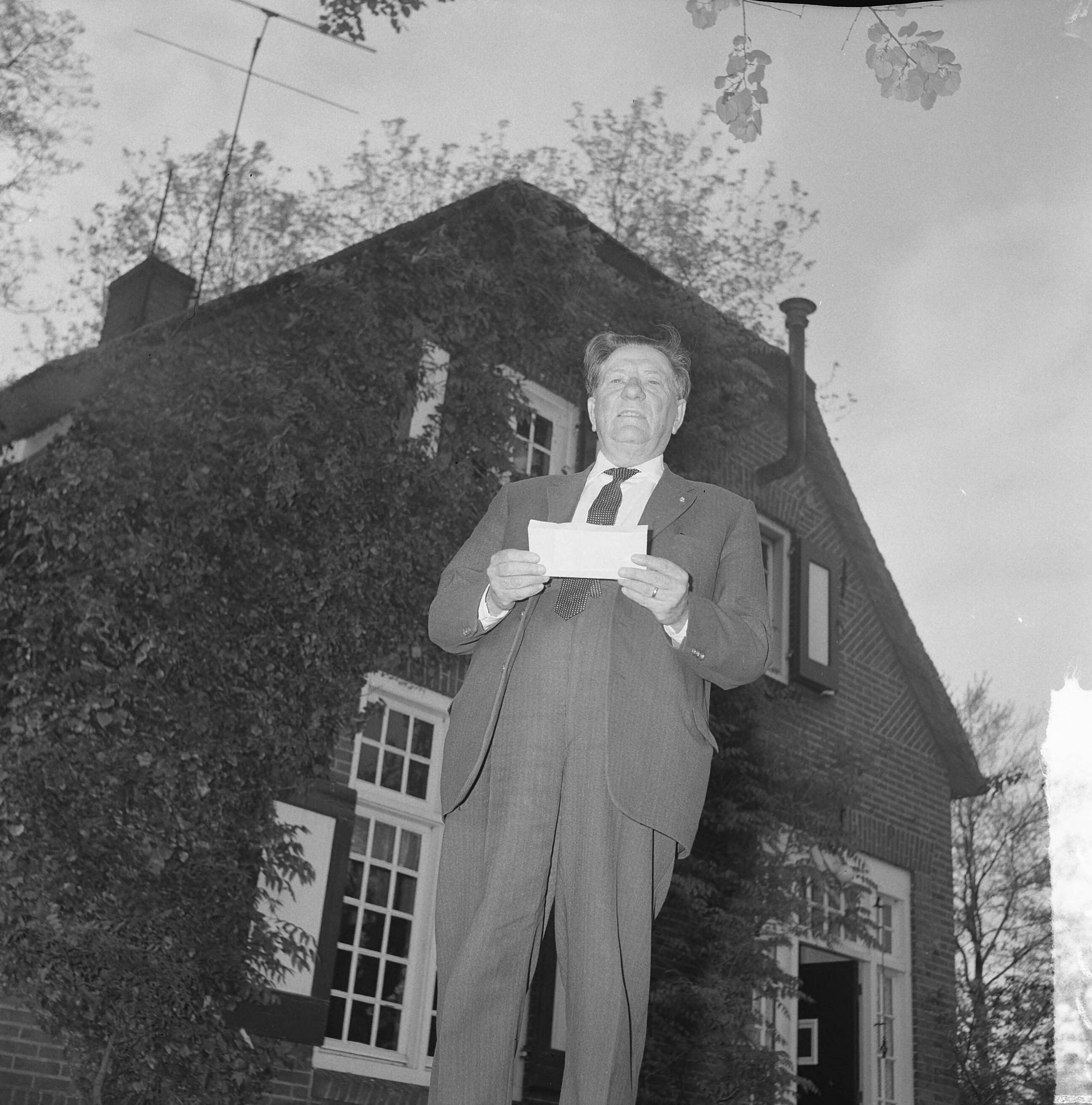 Fotocollectie Anefo — Gelukstelegram voor Willem Vogt van de omroepvereniging AVRO n.a.v. zijn benoeming tot lid van verdienste tijdens de buitengewone algemene ledenvergadering van de AVRO. Willem Vogt voor zijn huis in Blaricum met het telegram — Foto: Nijs, Jac. de / Anefo. Licentie: Set B: Rechtenvrij / Publiek Domein. Bron: Nationaal Archief. http://hdl.handle.net/10648/aa381d20-d0b4-102d-bcf8-003048976d84