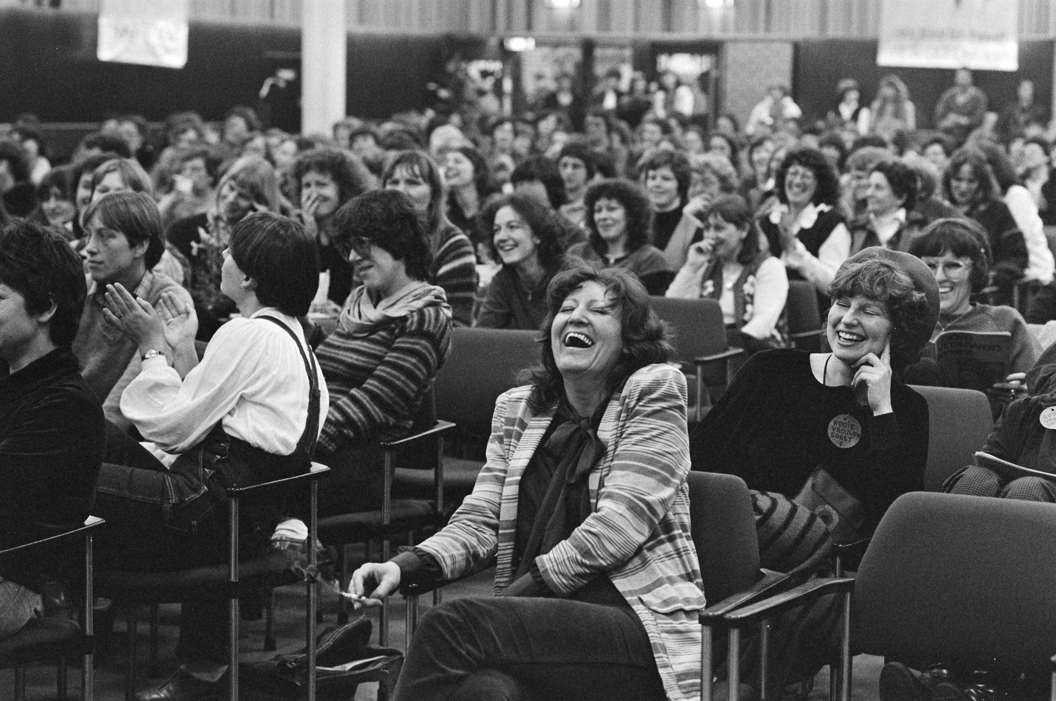 Fotocollectie Anefo — Bijeenkomst Rooie Vrouwen in Utrecht i.v.m. de Wet op d Seksediscriminatie; op de voorgrond PvdA 1e Kamerlid Heddy dAncona — Foto: Suyk, Koen / Anefo. Licentie: Set B: Rechtenvrij / Publiek Domein. Bron: Nationaal Archief. http://hdl.handle.net/10648/acdbb7a8-d0b4-102d-bcf8-003048976d84