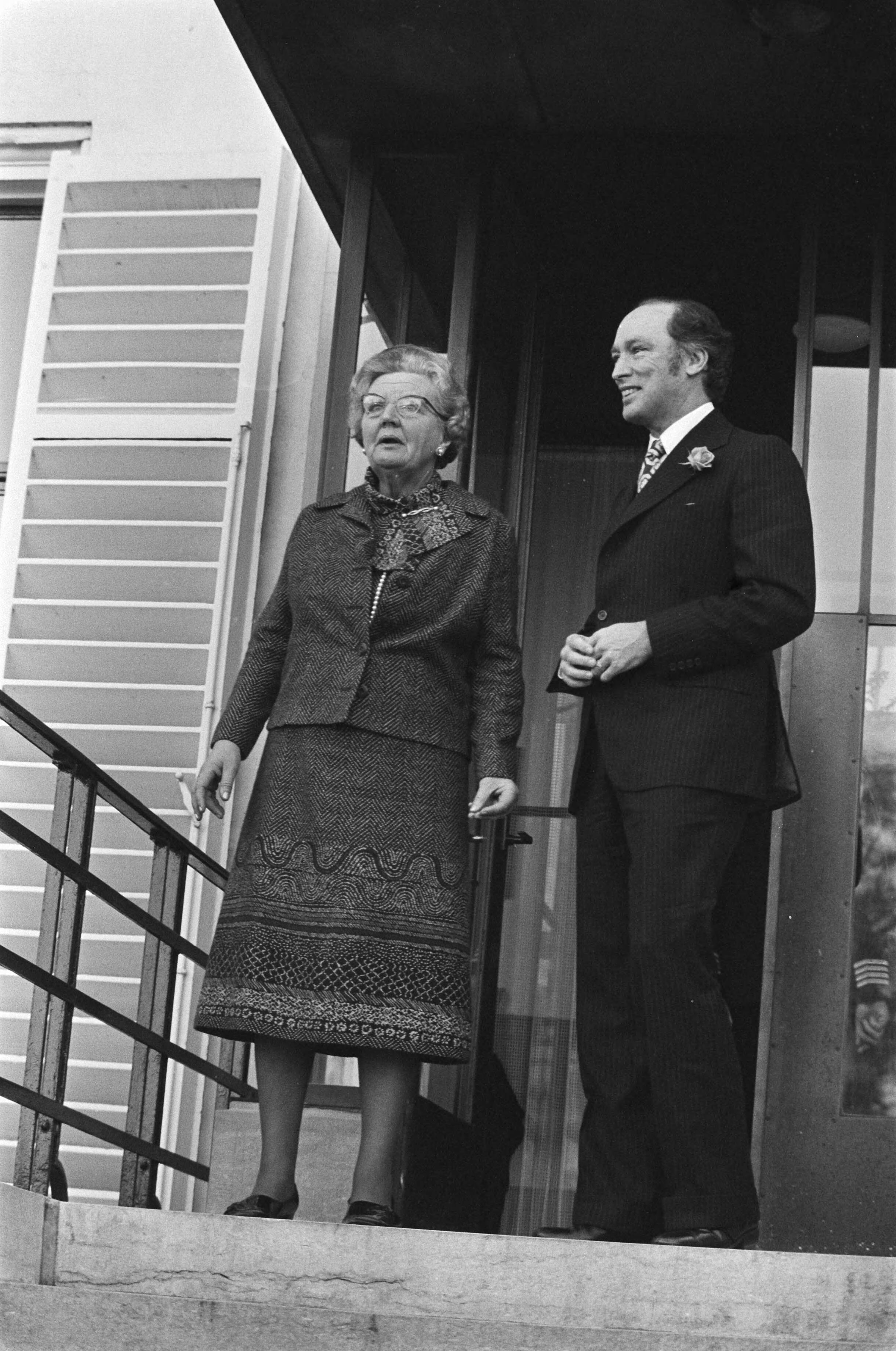 Fotocollectie Anefo — Koningin Juliana ontvangt premier Trudeau van Canada op paleis Soestdijk — Foto: Mieremet, Rob / Anefo. Licentie: Set B: Rechtenvrij / Publiek Domein. Bron: Nationaal Archief. http://hdl.handle.net/10648/ac62a6ce-d0b4-102d-bcf8-003048976d84