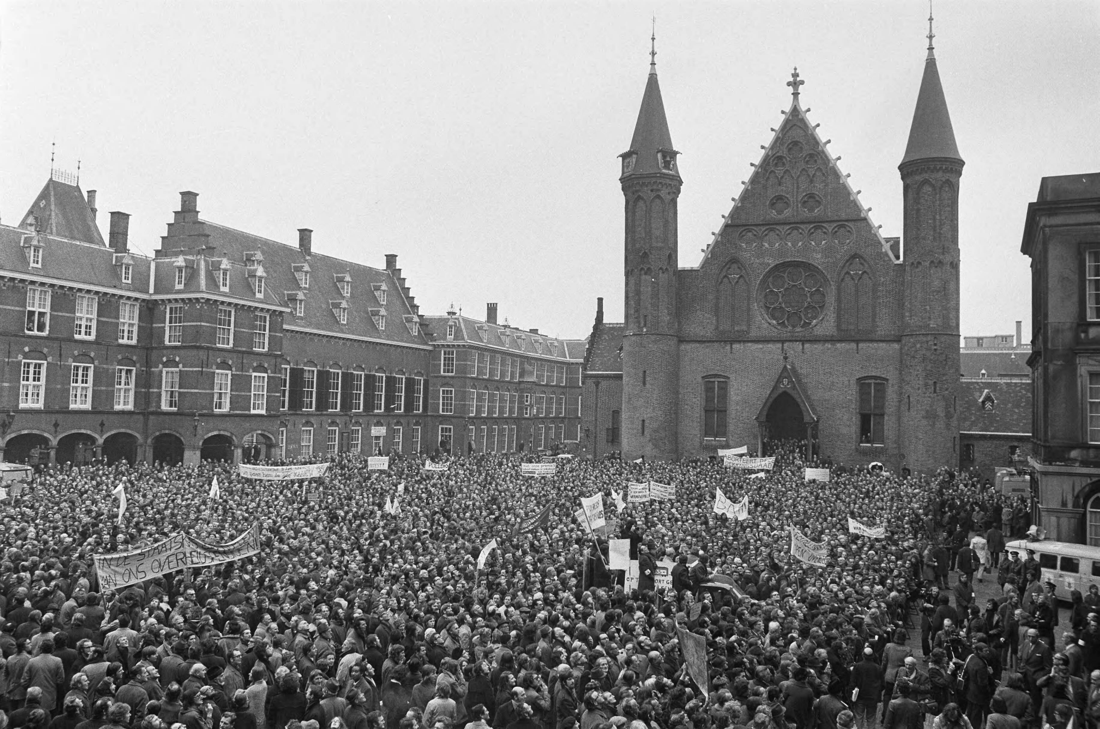 Fotocollectie Anefo — Ambtenaren (meer dan 40.000) demonstreren in Den Haag , demonstrerende ambtenaren op het Binnenhof, op achtergrond Ridderzaal — Foto: Peters, Hans / Anefo. Licentie: Set B: Rechtenvrij / Publiek Domein. Bron: Nationaal Archief. http://hdl.handle.net/10648/ac244de8-d0b4-102d-bcf8-003048976d84