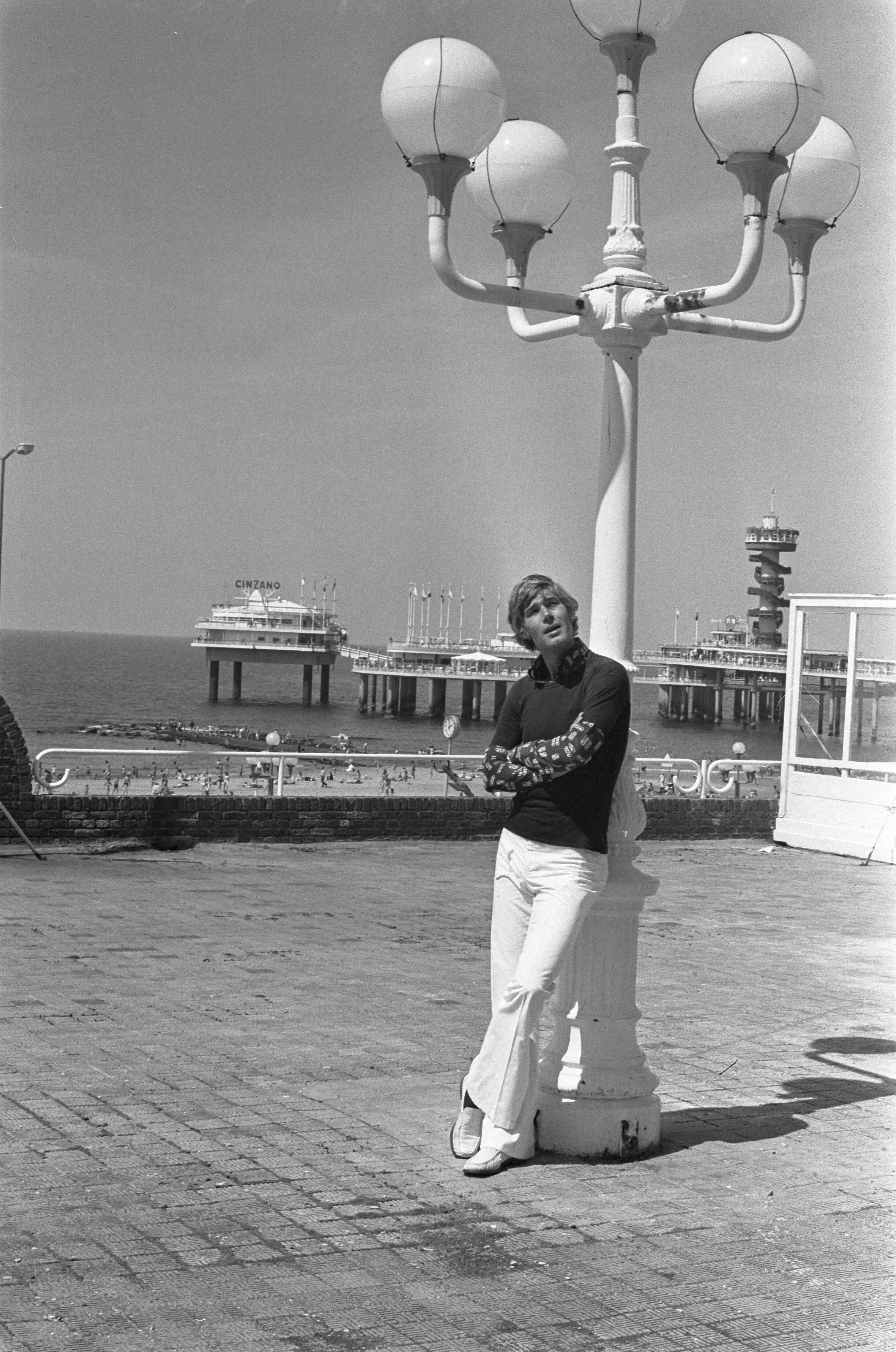 Fotocollectie Anefo — Paul van Vliet in Scheveningen voor affiche van zijn nieuwe programma Een avond aan zee met Paul van Vliet — Foto: Mieremet, Rob / Anefo. Licentie: Set B: Rechtenvrij / Publiek Domein. Bron: Nationaal Archief. http://hdl.handle.net/10648/abef4206-d0b4-102d-bcf8-003048976d84