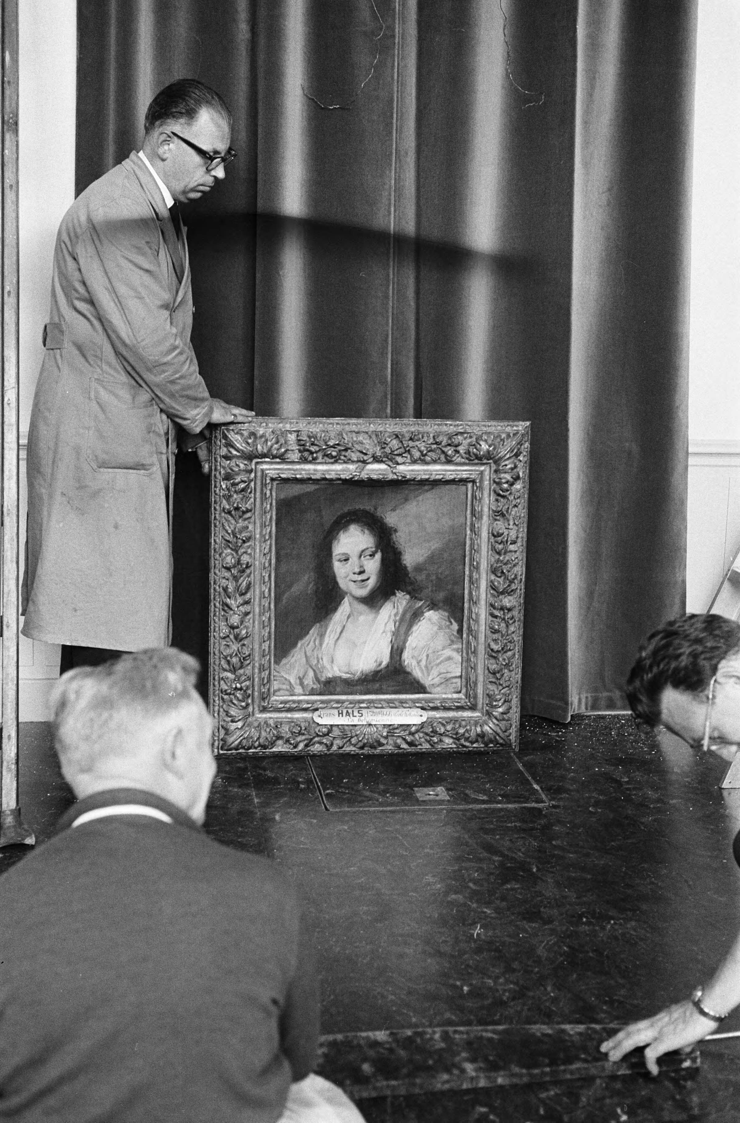 Fotocollectie Anefo — Frans Hals tentoonstelling t.g.v. 100-jarig bestaan van de Haarlemse gemeentelijke kunstverzameling en het 50-jarig bestaan van het Frans Hals museum. Ophangen van "La Bohémienne" uit het Louvre — Foto: Pot, Harry / Anefo. Licentie: Set B: Rechtenvrij / Publiek Domein. Bron: Nationaal Archief. http://hdl.handle.net/10648/aa0c76ac-d0b4-102d-bcf8-003048976d84