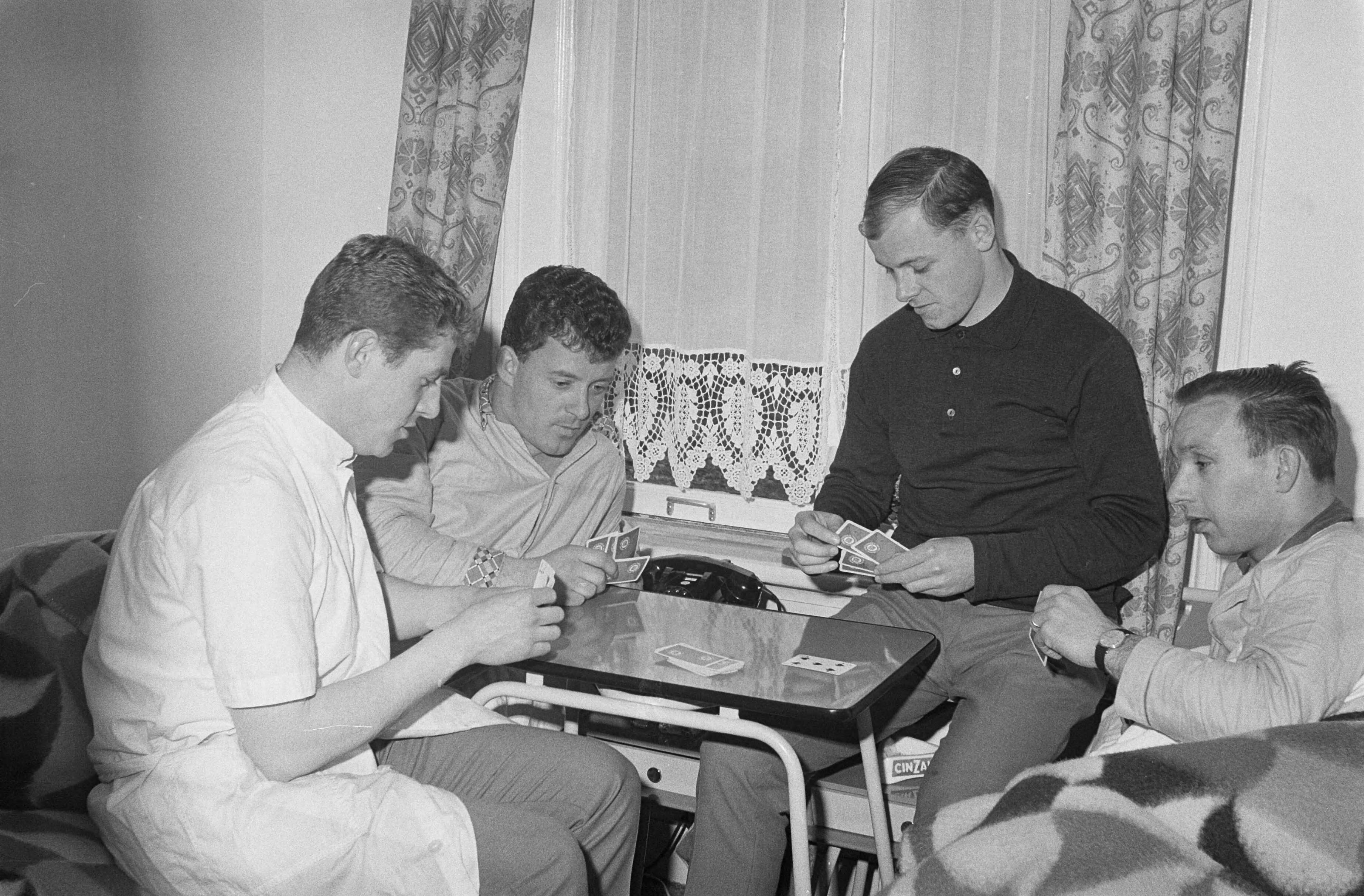 Fotocollectie Anefo — Feijenoord in trainingskamp te Breda, v.l.n.r. verzorger Gerard Meijer, Reinier "Beertje" Kreijermaat, Gerard 'Pummie' Bergholtz en Rinus Bennaars tijdens kaartspel — Foto: Koch, Eric / Anefo. Licentie: Set B: Rechtenvrij / Publiek Domein. Bron: Nationaal Archief. http://hdl.handle.net/10648/aa2d401c-d0b4-102d-bcf8-003048976d84