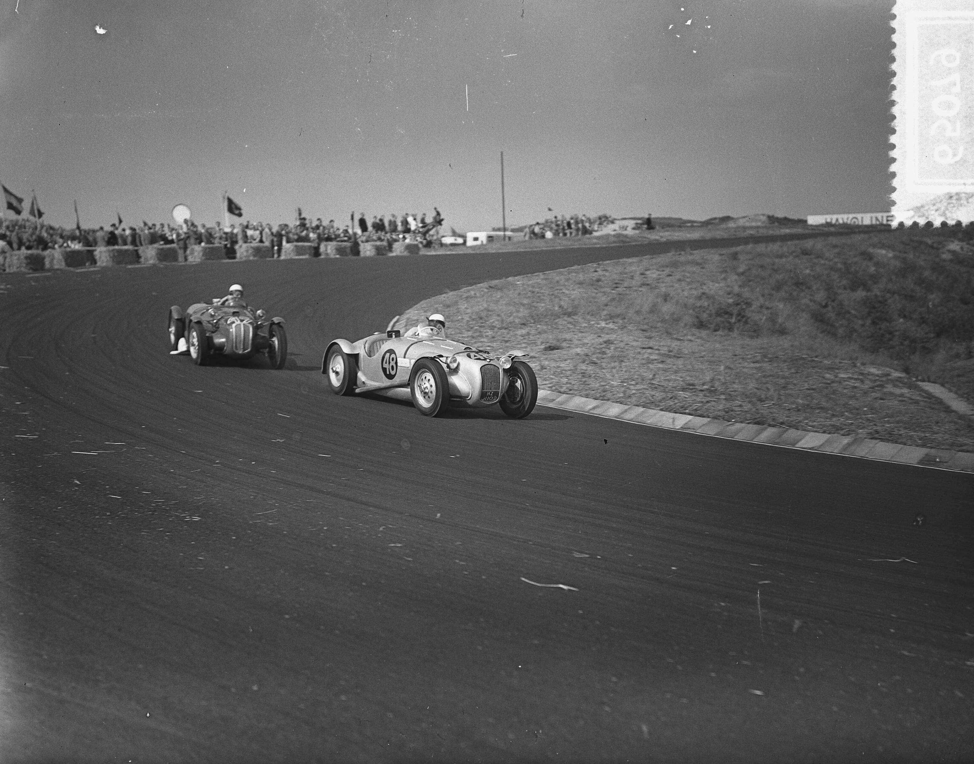 Fotocollectie Anefo — Nationale Sportwagenraces op het circuit van Zandvoort — Foto: Bilsen, Joop van / Anefo. Licentie: Set B: Rechtenvrij / Publiek Domein. Bron: Nationaal Archief. http://hdl.handle.net/10648/a9233a14-d0b4-102d-bcf8-003048976d84