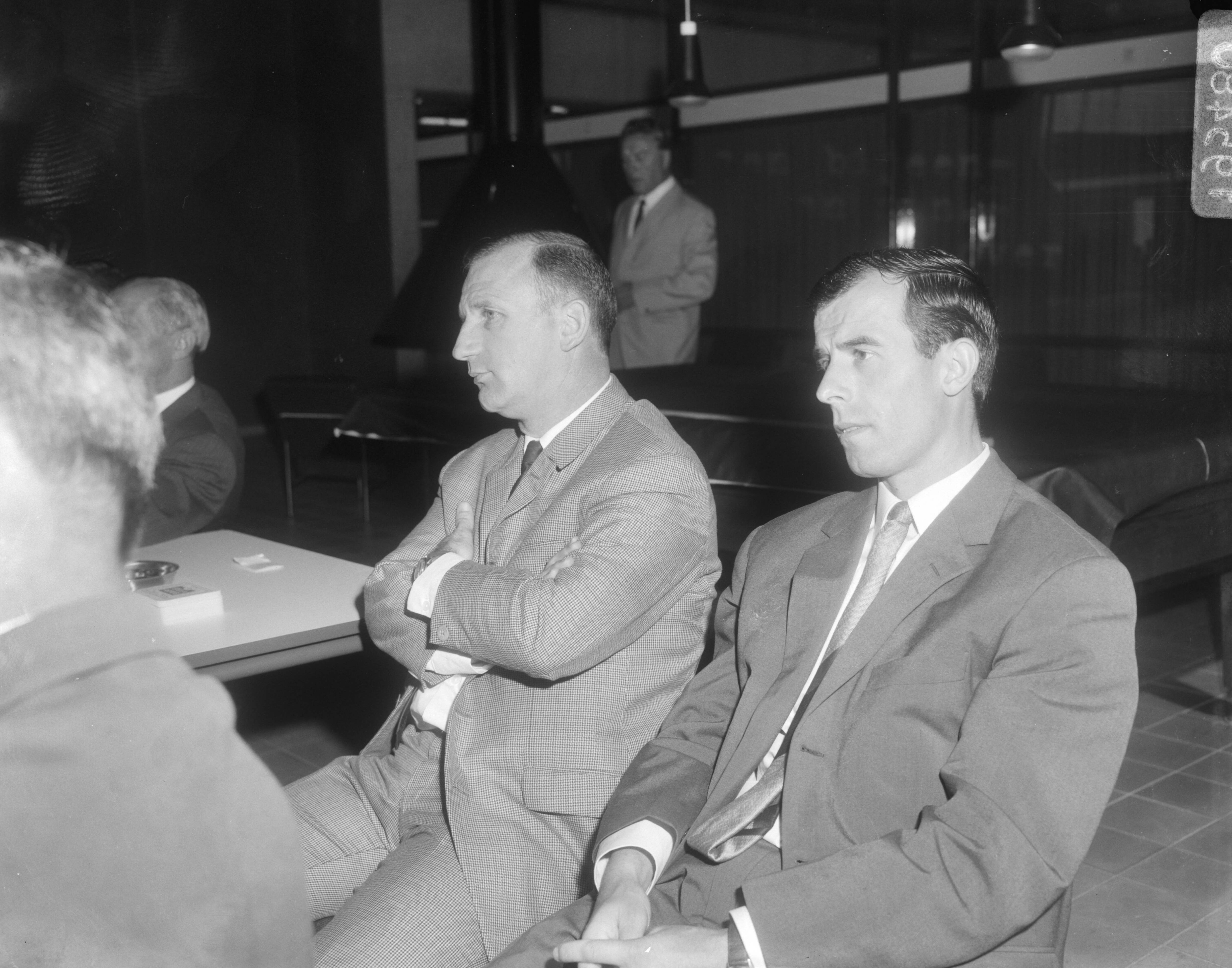 Bijeenkomst over spelverruwing in het betaald voetbal in het KNVB-sportcentrum te Zeist — Onder de aanwezigen, Kees Rijvers (trainer van o.a. PSV) en rechts Coen Moulijn (speler van Feyenoord) — Foto: Bilsen, Joop van / Anefo. Licentie: Set B: Rechtenvrij / Publiek Domein. Bron: Nationaal Archief. http://hdl.handle.net/10648/aafc062c-d0b4-102d-bcf8-003048976d84