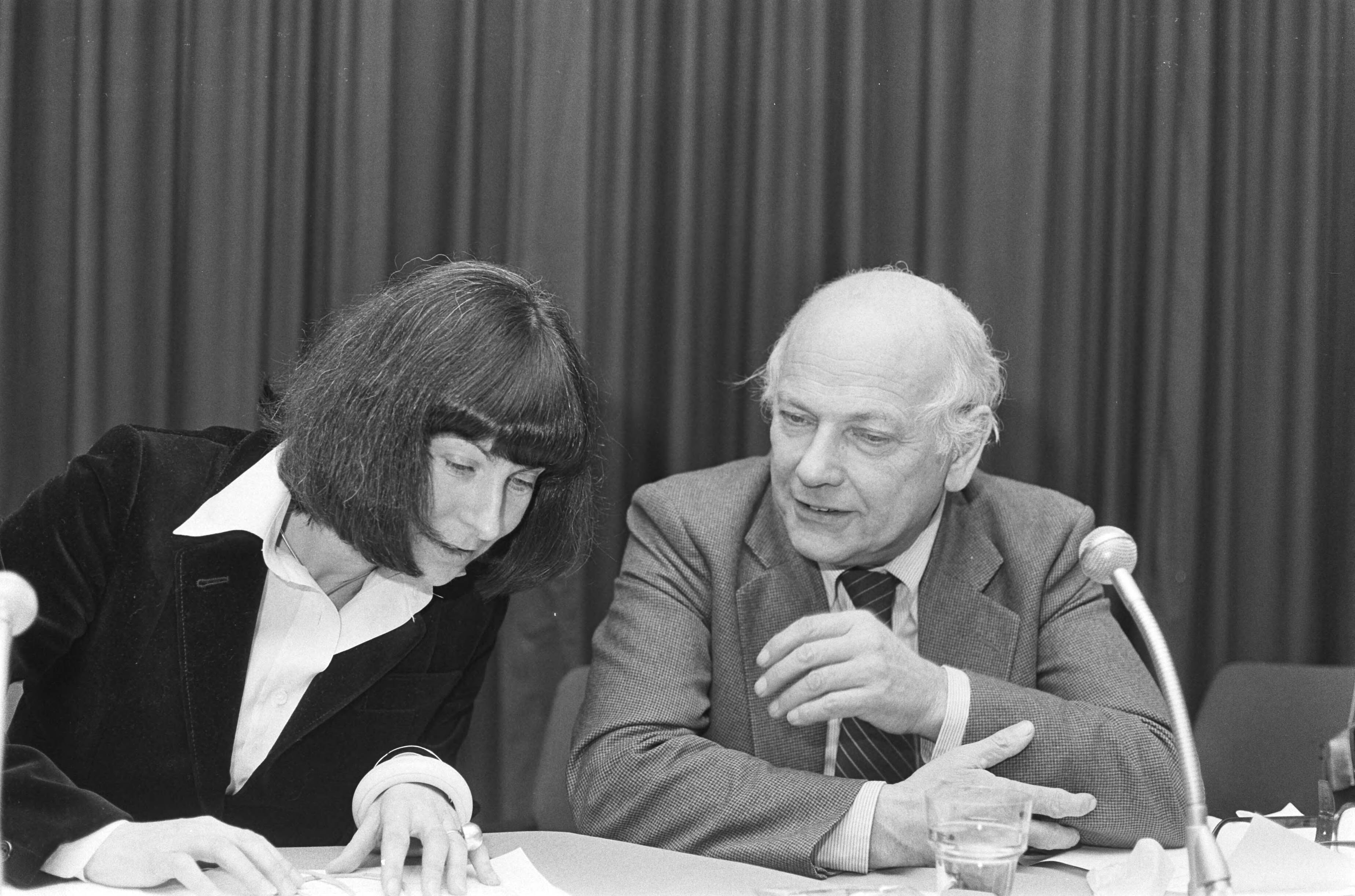 Fotocollectie Anefo — Evert Vermeer Stichting van PvdA organiseerde in Hilversum conferentie onder motto "Werk, ook in de Derde Wereld" — Foto: Dijk, Hans van / Anefo. Licentie: Set B: Rechtenvrij / Publiek Domein. Bron: Nationaal Archief. http://hdl.handle.net/10648/acc48f24-d0b4-102d-bcf8-003048976d84