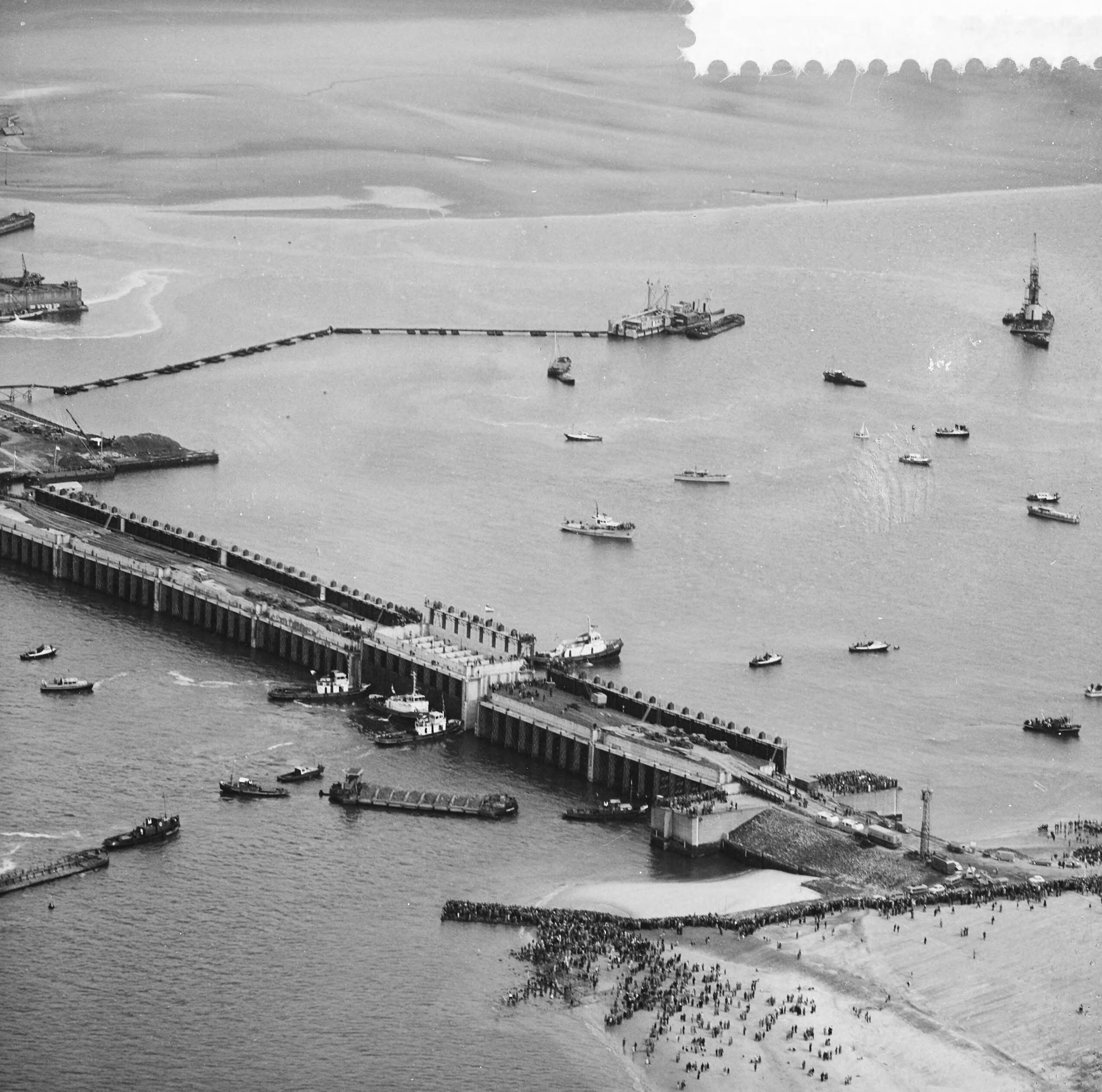 Fotocollectie Anefo — Sluiting Veerse Gat. Luchtopname — Foto: Slagboom, Anton / Anefo. Licentie: Set B: Rechtenvrij / Publiek Domein. Bron: Nationaal Archief. http://hdl.handle.net/10648/a9d2bd22-d0b4-102d-bcf8-003048976d84