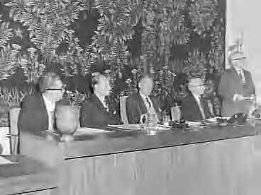 Fotocollectie Anefo — Officiele instelling Bedrijfschap voor Zeep , Wasmiddelen- en Reinigingsmiddelenindustrie in het gebouw van de SER te Den Haag. Toespraak van prof. dr. G.M. Verrijn Stuart, voorzitter van de SER — Foto: Rossem, Wim van / Anefo. Licentie: Set B: Rechtenvrij / Publiek Domein. Bron: Nationaal Archief. http://hdl.handle.net/10648/a98bdbb4-d0b4-102d-bcf8-003048976d84