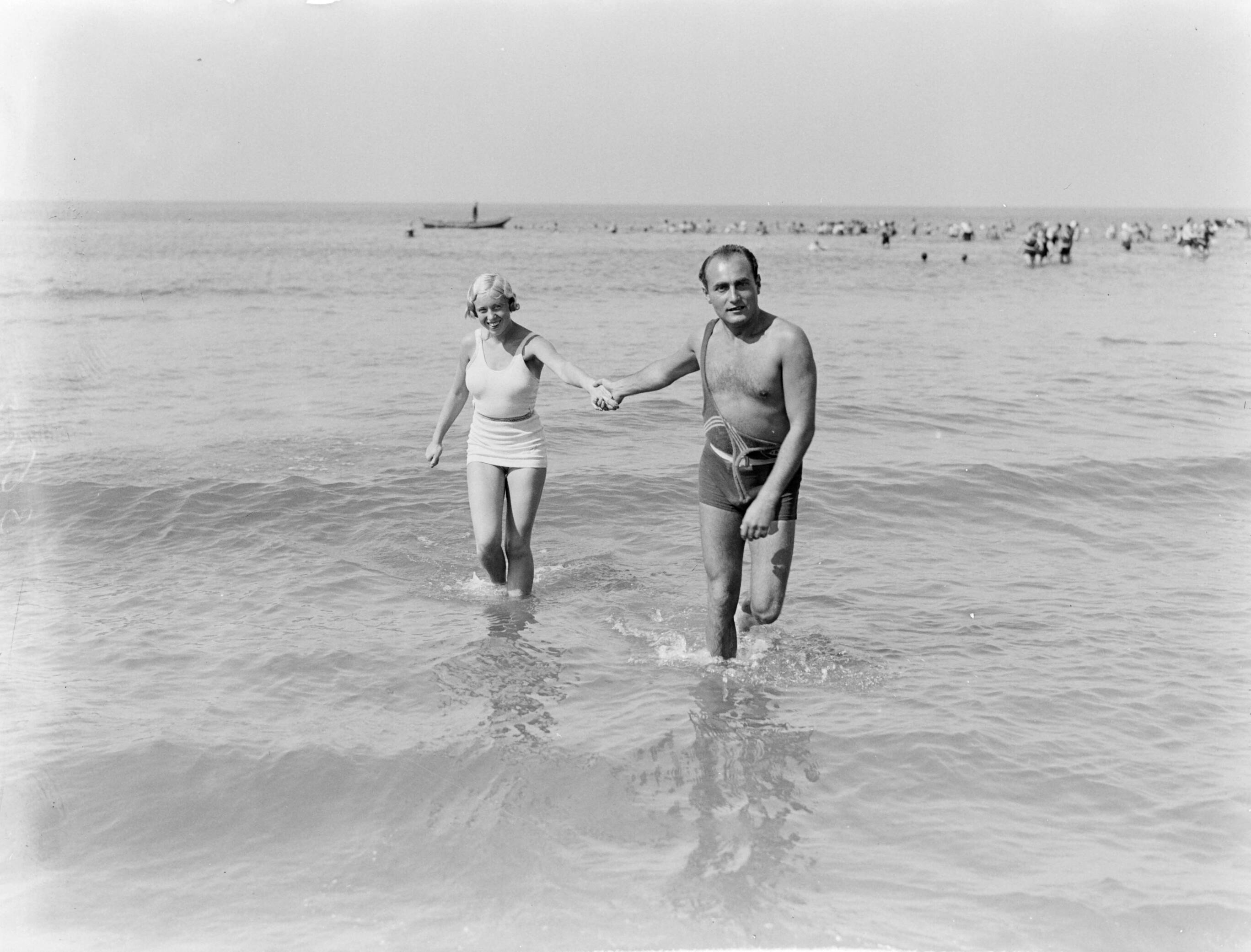 Scheveningen. — Een man (Farrar?) en een vrouw (Yvonne?) in de zee van Scheveningen — Foto: Poll, Willem van de. Licentie: Set B: Rechtenvrij / Publiek Domein. Bron: Nationaal Archief. http://hdl.handle.net/10648/ae9aafcc-d0b4-102d-bcf8-003048976d84