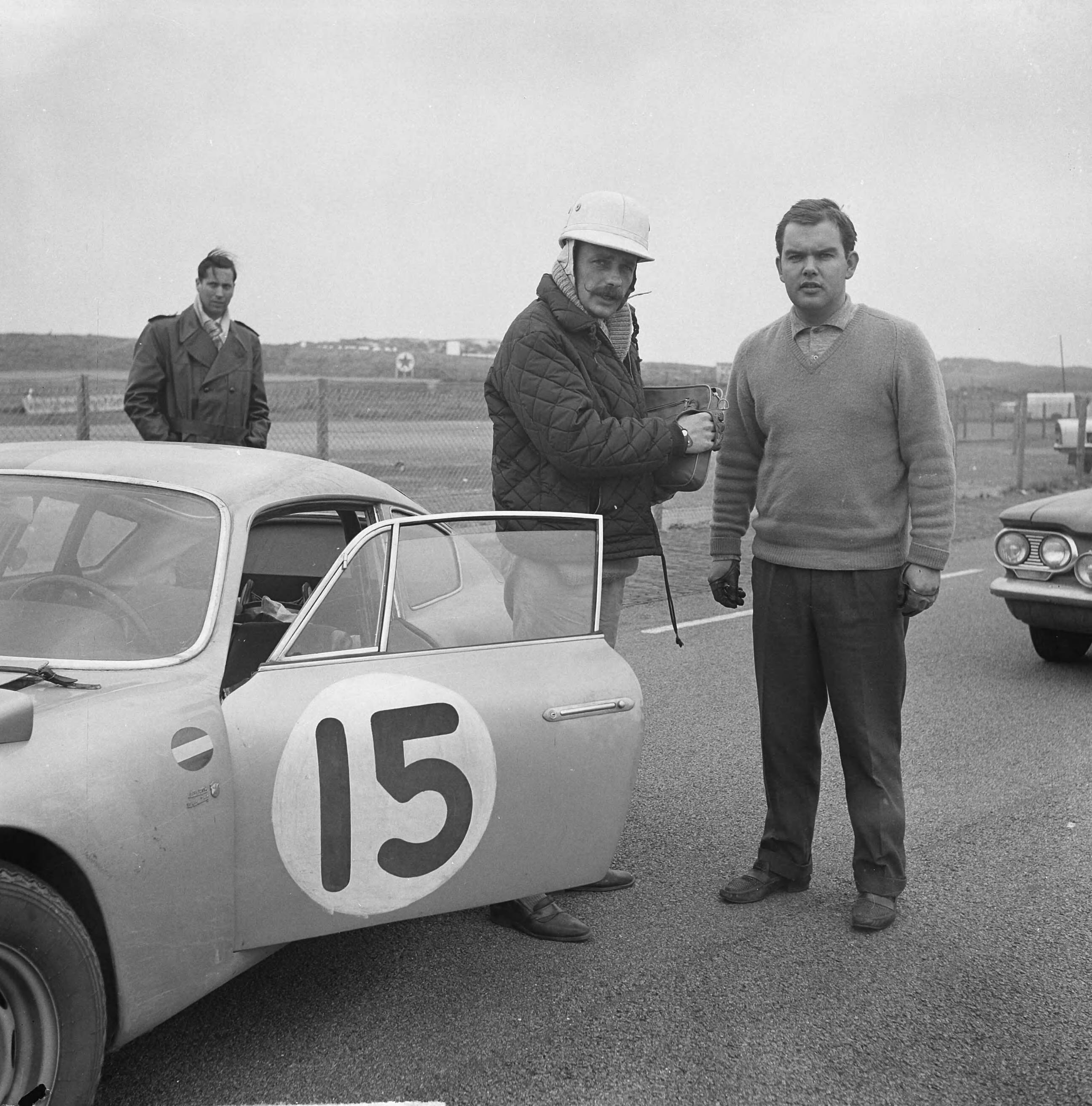 Tulpenrallye 1963 — Tulpenrallye 1963. De equipe Pon-Röell voor de start van een ronde. Links jhr. H.H.A. Röell en rechts Ben Pon bij hun Porsche Abarth Carrera — Foto: Nijs, Jac. de / Anefo. Licentie: Set B: Rechtenvrij / Publiek Domein. Bron: Nationaal Archief. http://hdl.handle.net/10648/aa33d346-d0b4-102d-bcf8-003048976d84