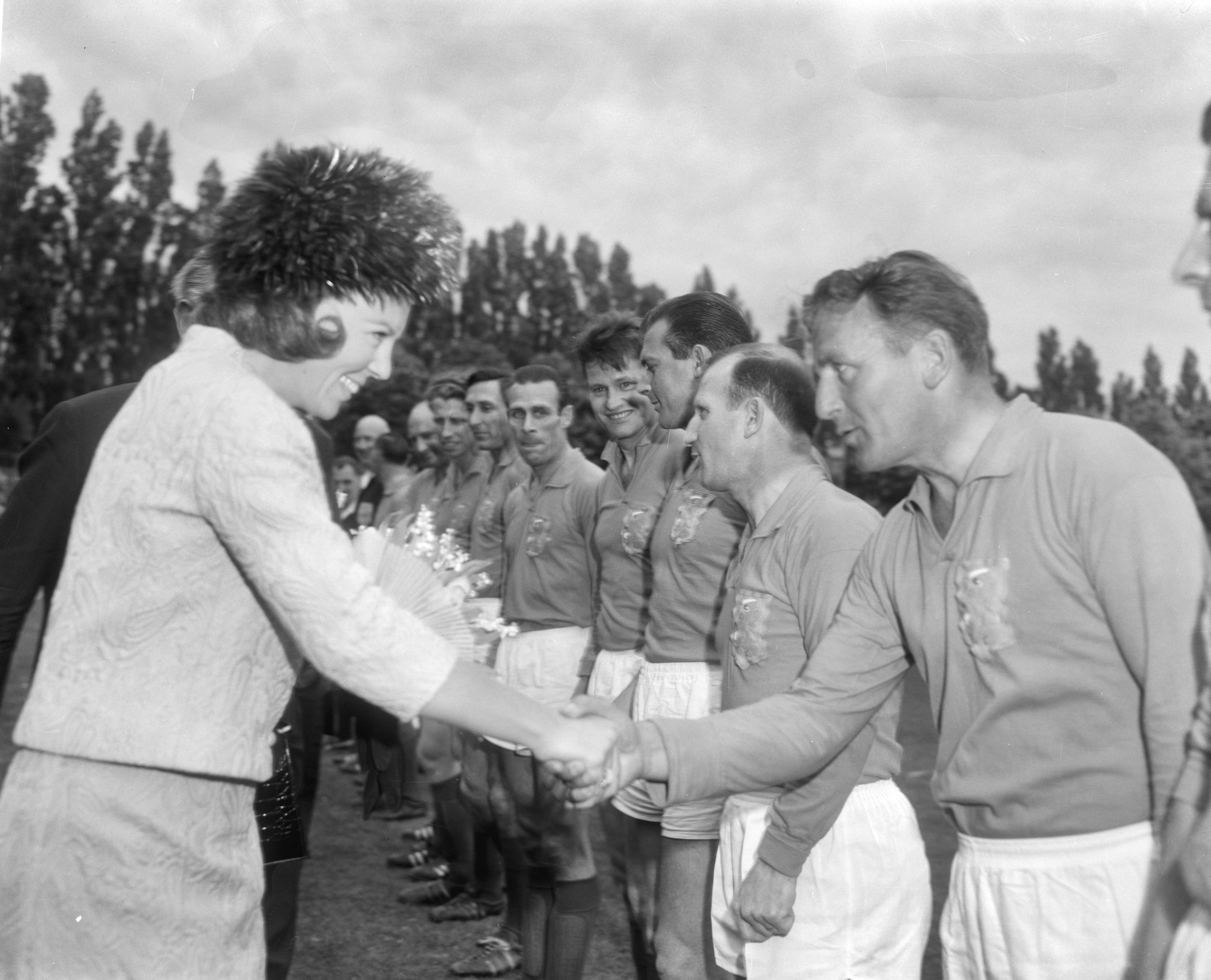 Fotocollectie Anefo — Prinses Beatrix en prins Claus bij voetbalwestrijd Nederland tegen Engeland, oud-internationals te Breda, de prinses voorgesteld aan de spelers, v.l.n.r. — Foto: Bilsen, Joop van / Anefo. Licentie: Set B: Rechtenvrij / Publiek Domein. Bron: Nationaal Archief. http://hdl.handle.net/10648/aaeb779e-d0b4-102d-bcf8-003048976d84