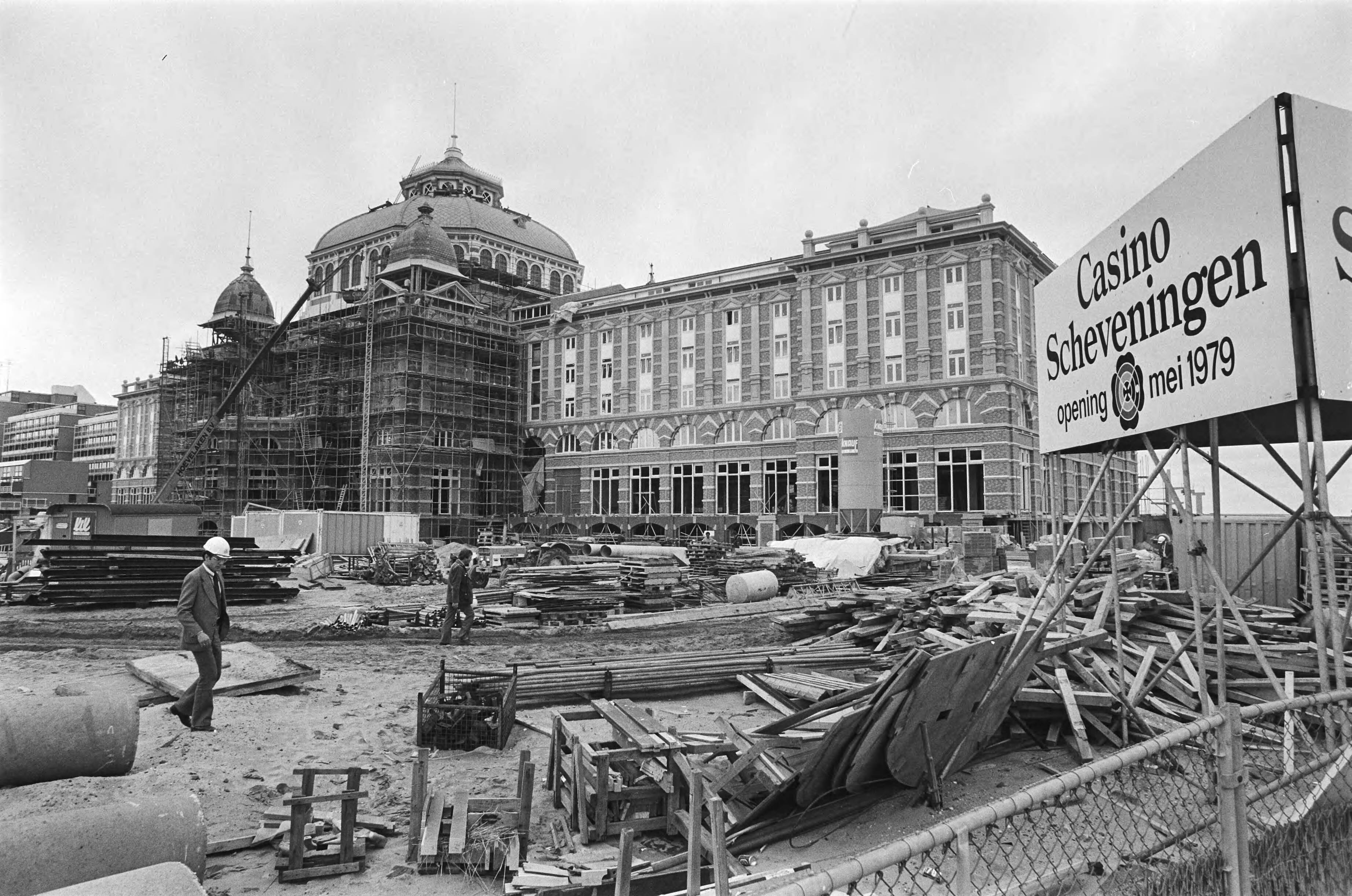 Fotocollectie Anefo — Exterieur Kurhaus Scheveningen met bord "Casino Scheveningen" op voorgrond — Foto: Suyk, Koen / Anefo. Licentie: Set B: Rechtenvrij / Publiek Domein. Bron: Nationaal Archief. http://hdl.handle.net/10648/acbb3046-d0b4-102d-bcf8-003048976d84