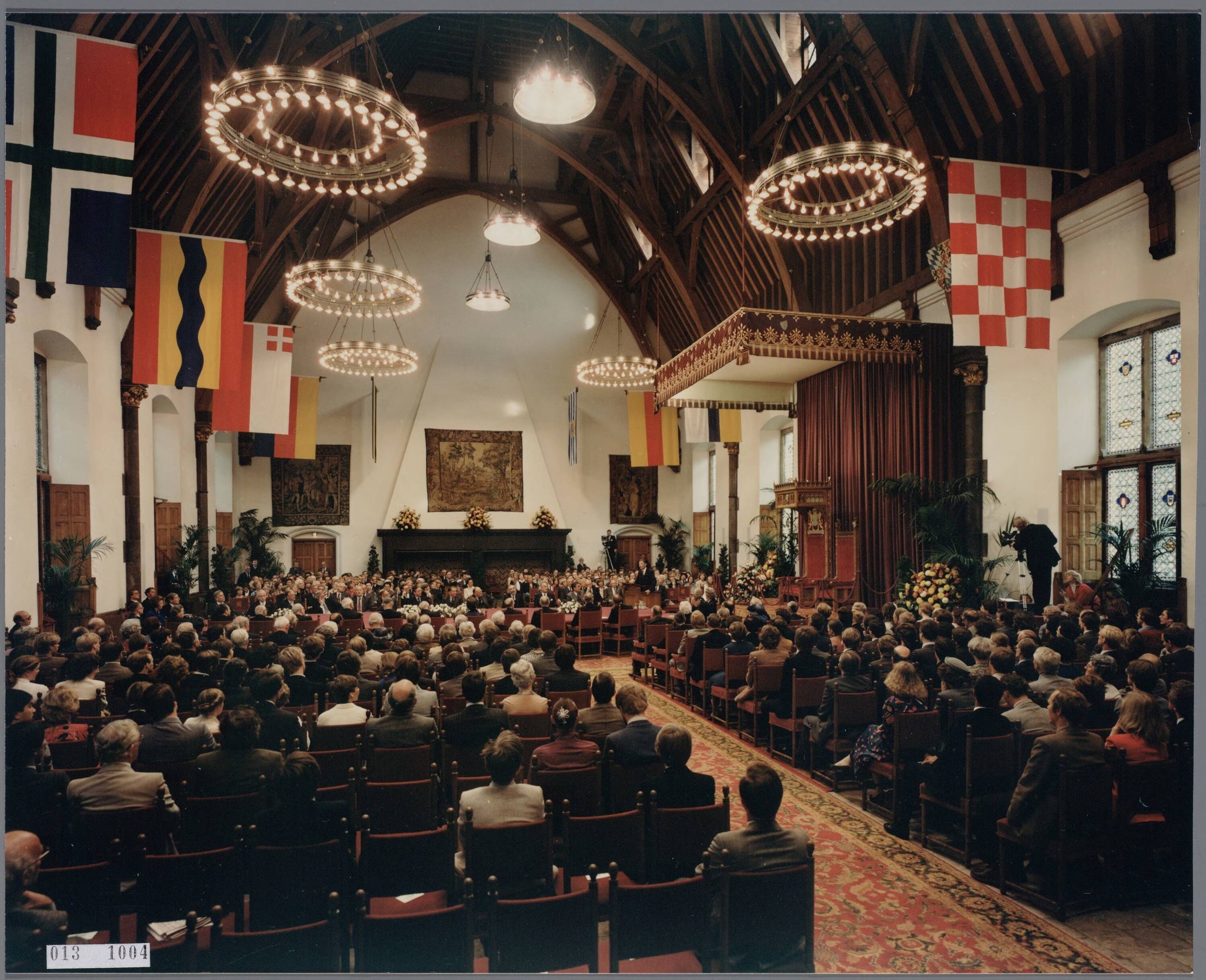 Buitengewone zitting van de Raad van State in de Ridderzaal te Den Haag ter gelegenheid van het feit dat dit orgaan 450 jaar geleden werd ingesteld — Foto: Hofmeester, Bart / RVD. — Licentie: Set B: Rechtenvrij / Publiek Domein. Bron: Nationaal Archief. http://hdl.handle.net/10648/afaa4382-d0b4-102d-bcf8-003048976d84