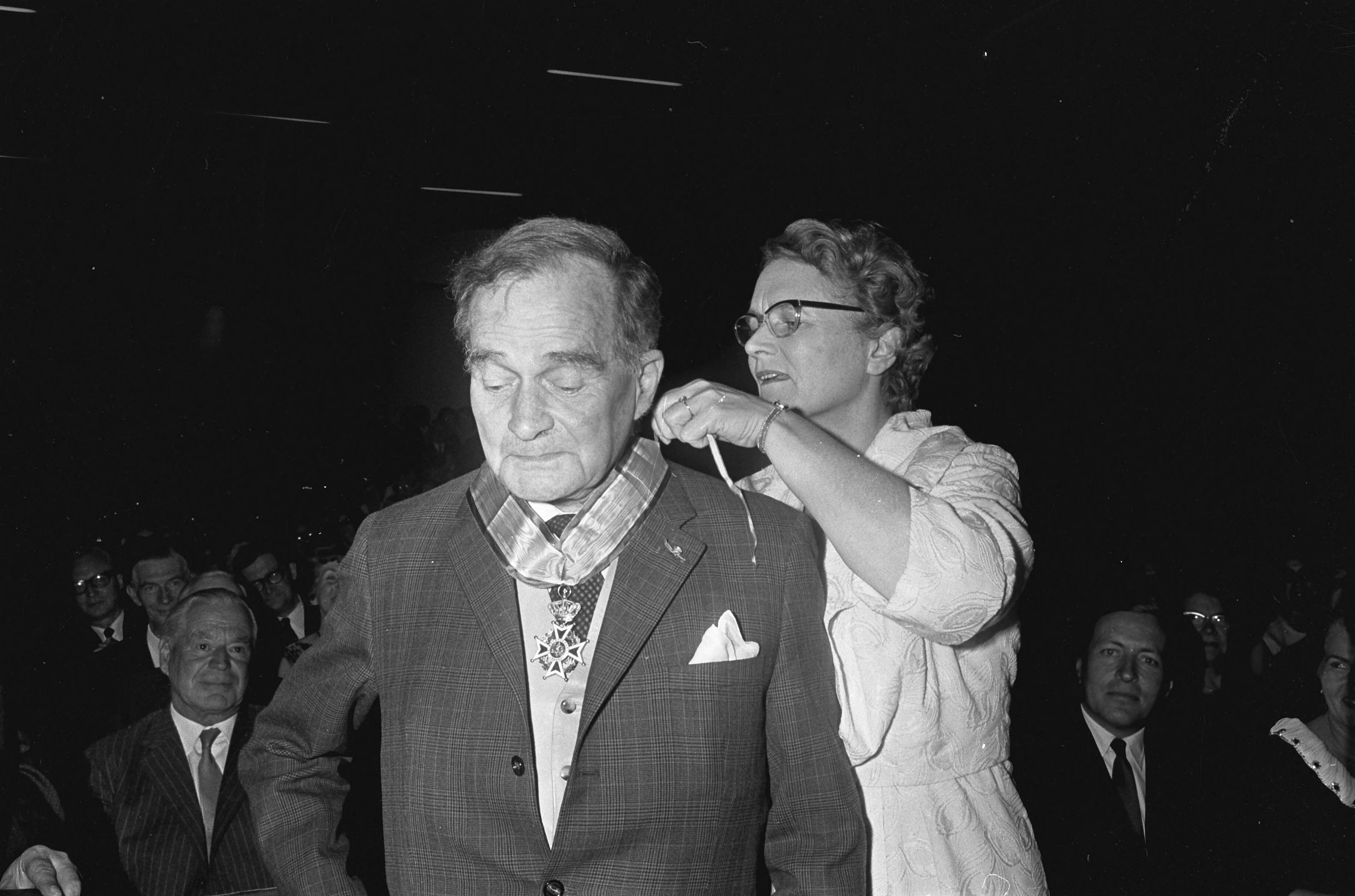 Fotocollectie Anefo — A. Roland Holst gehuldigd te Bergen (NH) ter gelegenheid van zijn tachtigste verjaardag. Minister Klompe hangt hem de versierselen om — Foto: Koch, Eric / Anefo. Licentie: Set B: Rechtenvrij / Publiek Domein. Bron: Nationaal Archief. http://hdl.handle.net/10648/ab42fa8c-d0b4-102d-bcf8-003048976d84