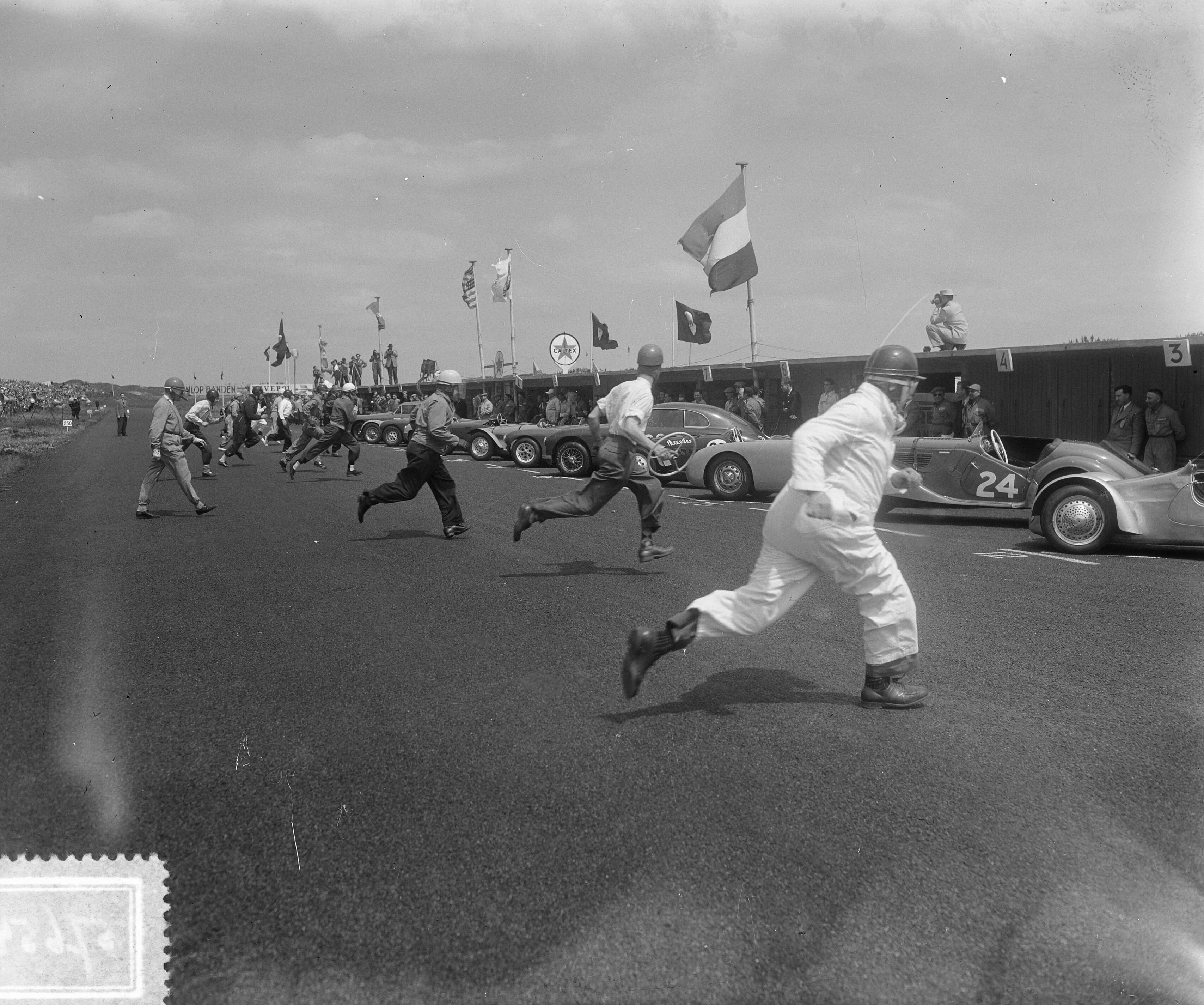 Fotocollectie Anefo — Sportwagenrace Zandvoort. Start. Coureurs rennen naar hun auto's — Foto: Pot, Harry / Anefo. Licentie: Set B: Rechtenvrij / Publiek Domein. Bron: Nationaal Archief. http://hdl.handle.net/10648/a90d58ac-d0b4-102d-bcf8-003048976d84