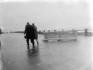 Fotocollectie Anefo — Storm langs de Noordzeekust te Zandvoort — Foto: Pot, Harry / Anefo. Licentie: Set B: Rechtenvrij / Publiek Domein. Bron: Nationaal Archief. http://hdl.handle.net/10648/a97237cc-d0b4-102d-bcf8-003048976d84