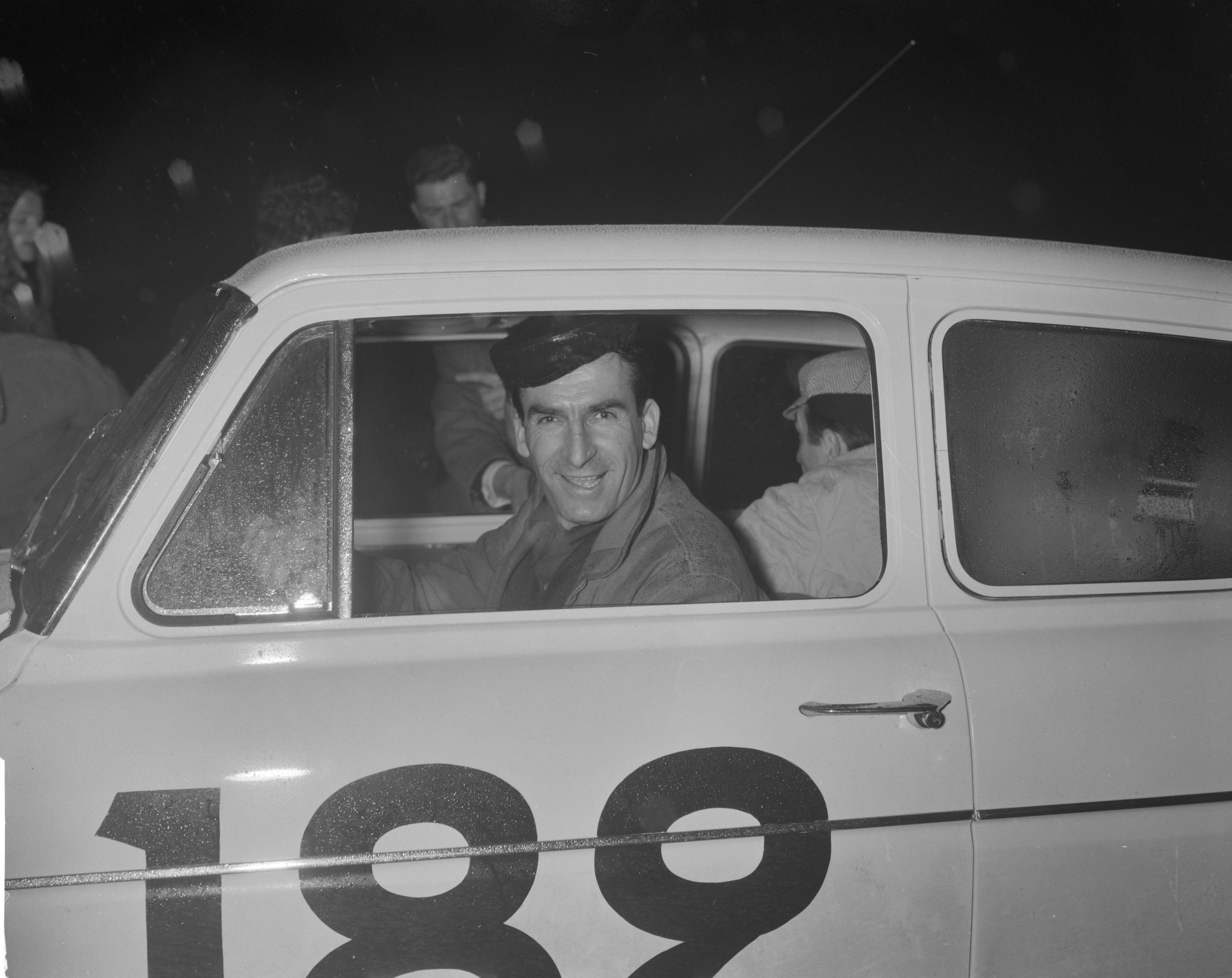 Fotocollectie Anefo — Deelnemers Rally Monte Carlo tijdcontrole in Scheveningen. Roger Riviere en Geminiani Raphaël met Ford Anglia (startnummer 182) — Foto: Bilsen, Joop van / Anefo. Licentie: Set B: Rechtenvrij / Publiek Domein. Bron: Nationaal Archief. http://hdl.handle.net/10648/a9f4faa4-d0b4-102d-bcf8-003048976d84