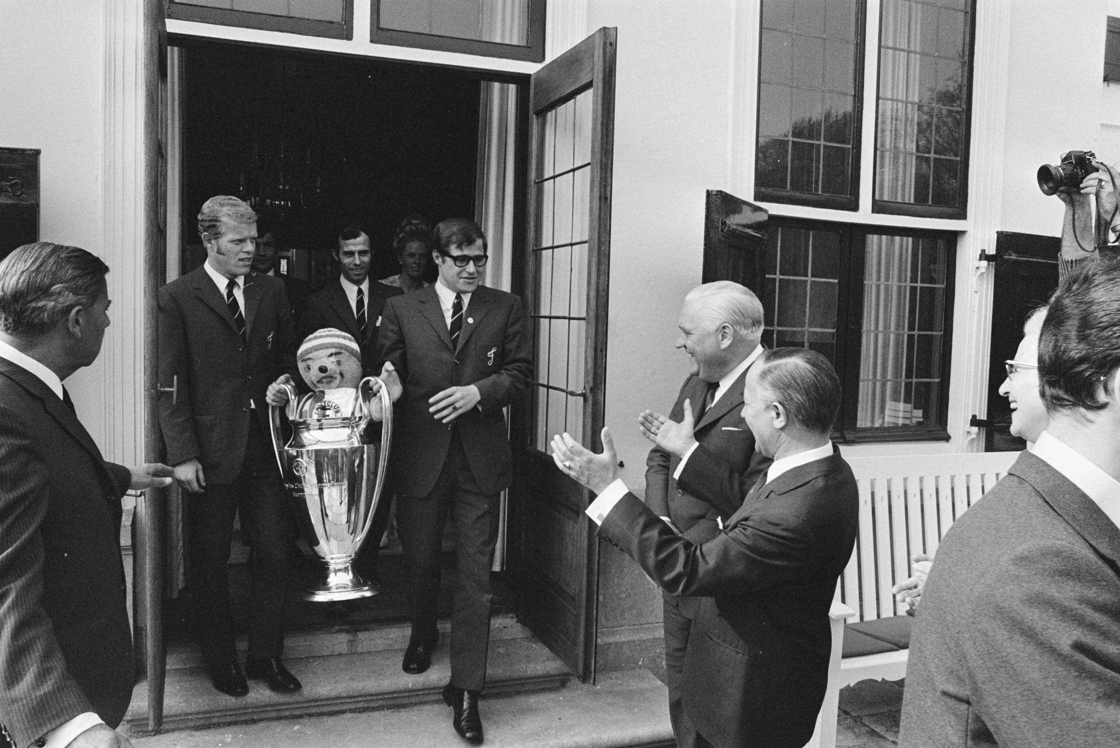 Fotocollectie Anefo — Elftal Feijenoord ontvangen op Catshuis, Den Haag ; de Cup — Foto: Evers, Joost / Anefo. Licentie: Set B: Rechtenvrij / Publiek Domein. Bron: Nationaal Archief. http://hdl.handle.net/10648/ab96921e-d0b4-102d-bcf8-003048976d84