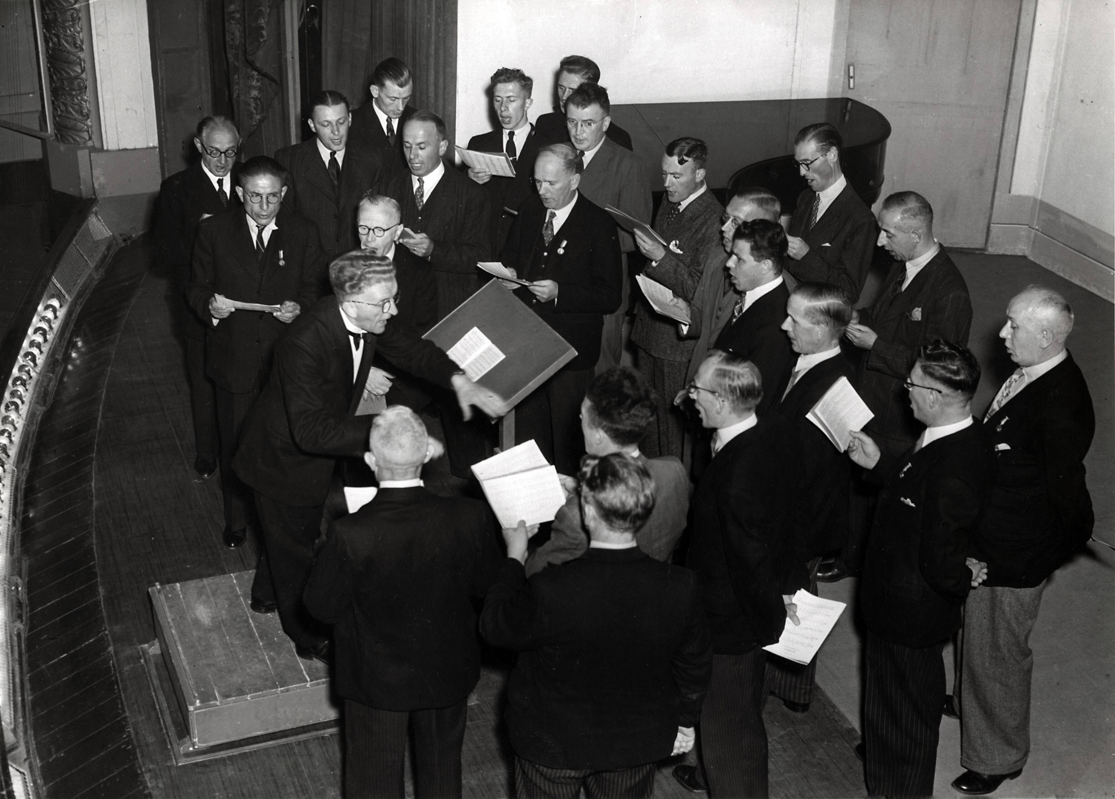 Drukkerij Spaarnestad — [40-jarig jubileum N.V. De Spaarnestad] [feestavond in de Stadsschouwburg] — Foto: Fotograaf Onbekend / Fotobureau onbekend / Spaarnestad Photo (05887). Licentie: Set B: Rechtenvrij / Publiek Domein. Bron: Nationaal Archief. http://hdl.handle.net/10648/35429da6-3a0a-a382-e063-6df0900a6686