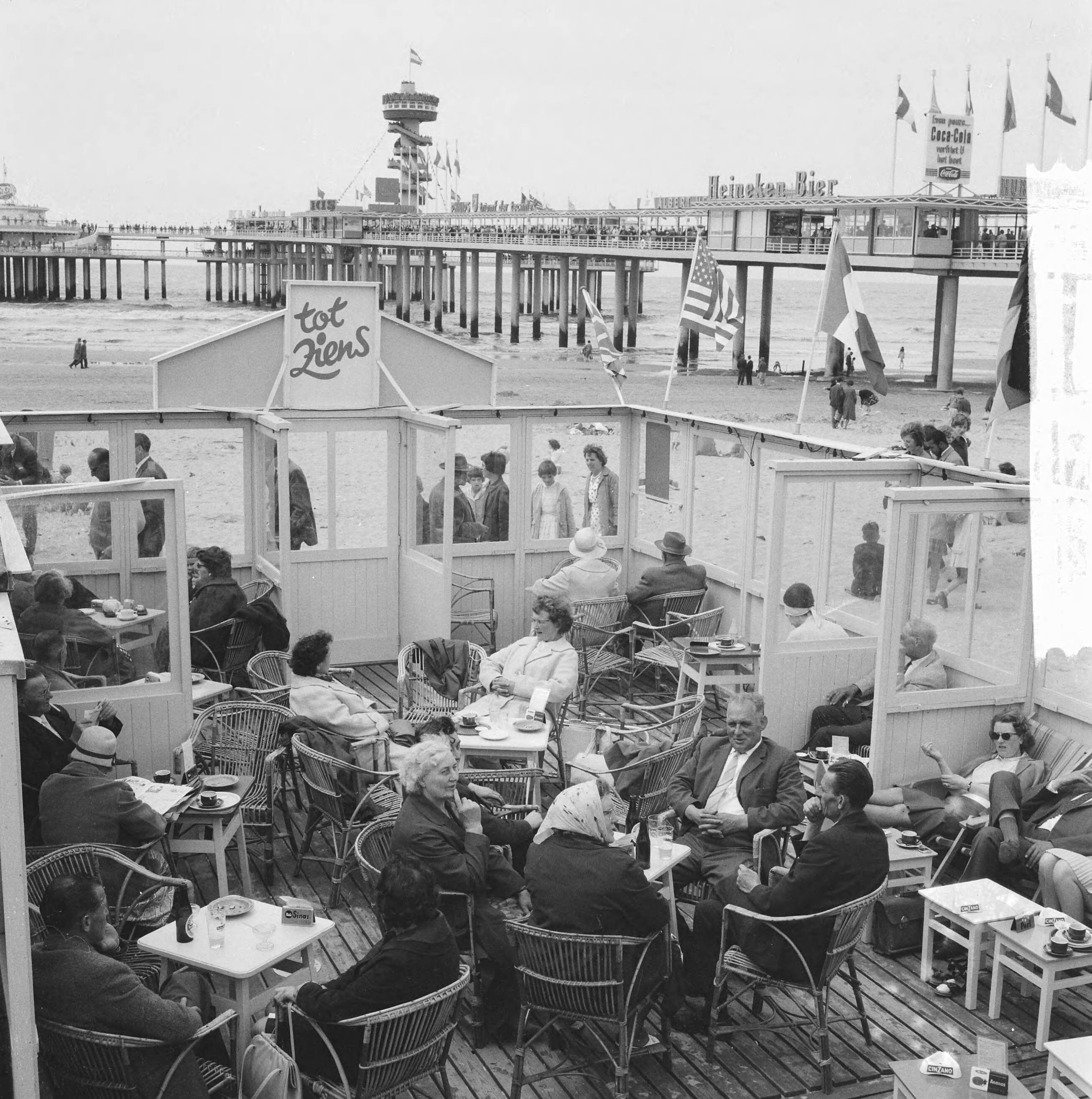 Fotocollectie Anefo — Pinkster-drukte in Scheveningen — Foto: Koch, Eric / Anefo. Licentie: Set B: Rechtenvrij / Publiek Domein. Bron: Nationaal Archief. http://hdl.handle.net/10648/aa0c09a6-d0b4-102d-bcf8-003048976d84