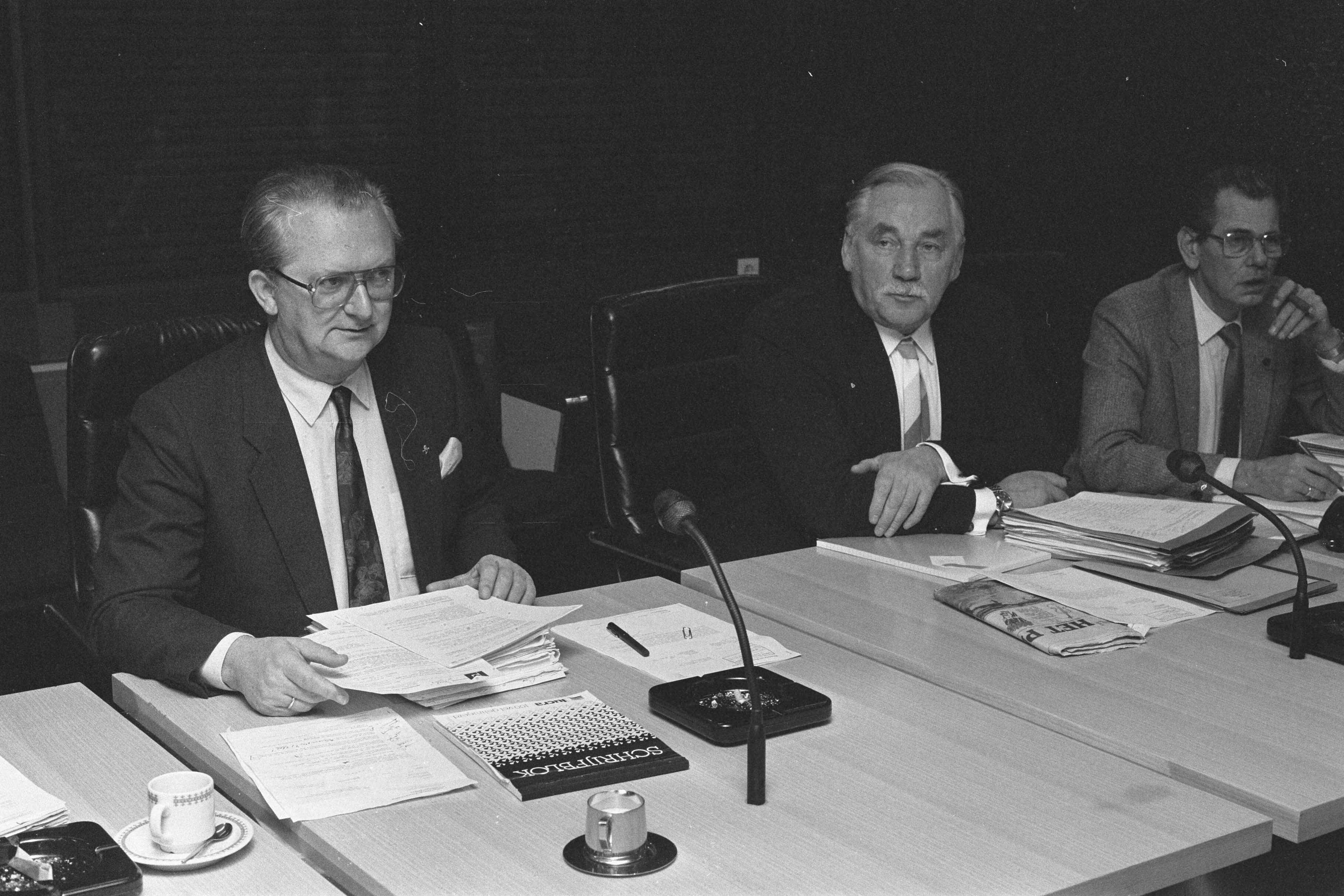 Fotocollectie Anefo — Arbeidsvoorwaardenoverleg in Den Haag tussen vertegenwoordigers BiZa en Ambtenarenbonden; voorzitters De Jong (CCOOP) (l) en Van der Scheur / — Foto: Molendijk, Bart / Anefo. Licentie: Set B: Rechtenvrij / Publiek Domein. Bron: Nationaal Archief. http://hdl.handle.net/10648/ad5bbac0-d0b4-102d-bcf8-003048976d84
