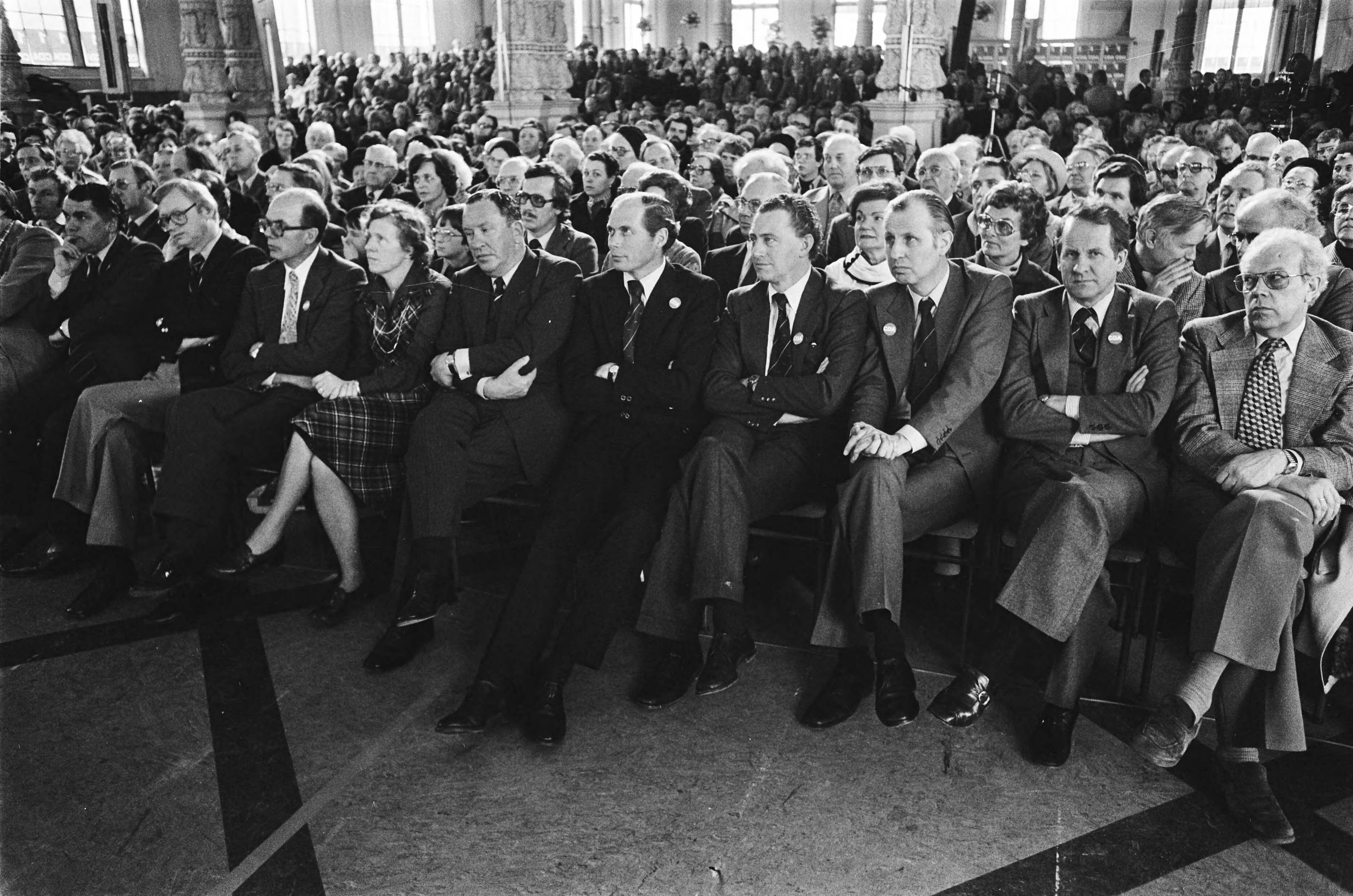 Fotocollectie Anefo — CDA verkiezingsbijeenkomst in Leeuwarden; zaaloverzicht — Foto: Verhoeff, Bert / Anefo. Licentie: Set B: Rechtenvrij / Publiek Domein. Bron: Nationaal Archief. http://hdl.handle.net/10648/acaec6e4-d0b4-102d-bcf8-003048976d84