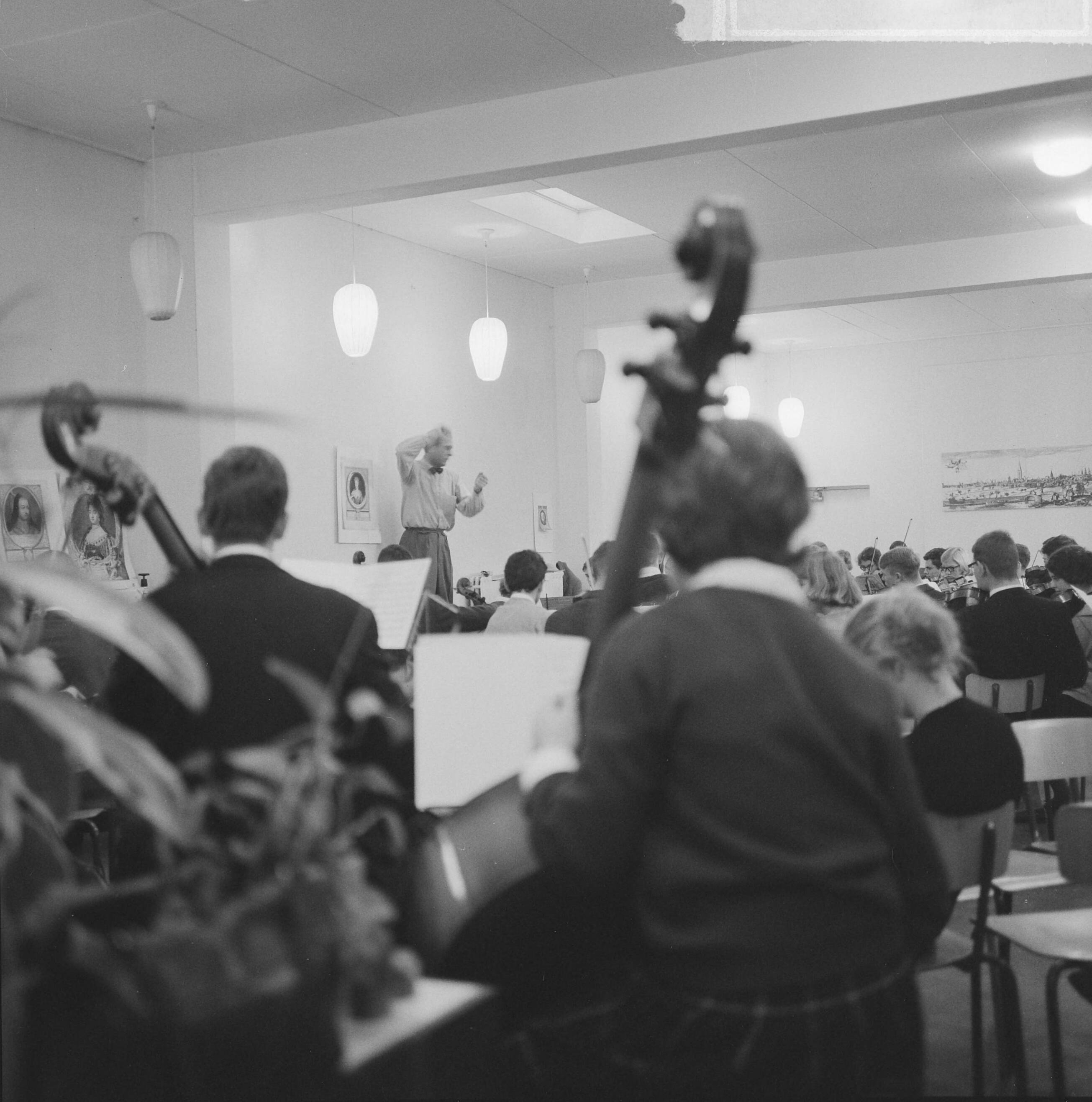 Fotocollectie Anefo — Opdracht Utrechts Studenten Orkest — Foto: Pot, Harry / Anefo. Licentie: Set B: Rechtenvrij / Publiek Domein. Bron: Nationaal Archief. http://hdl.handle.net/10648/aa5239a8-d0b4-102d-bcf8-003048976d84