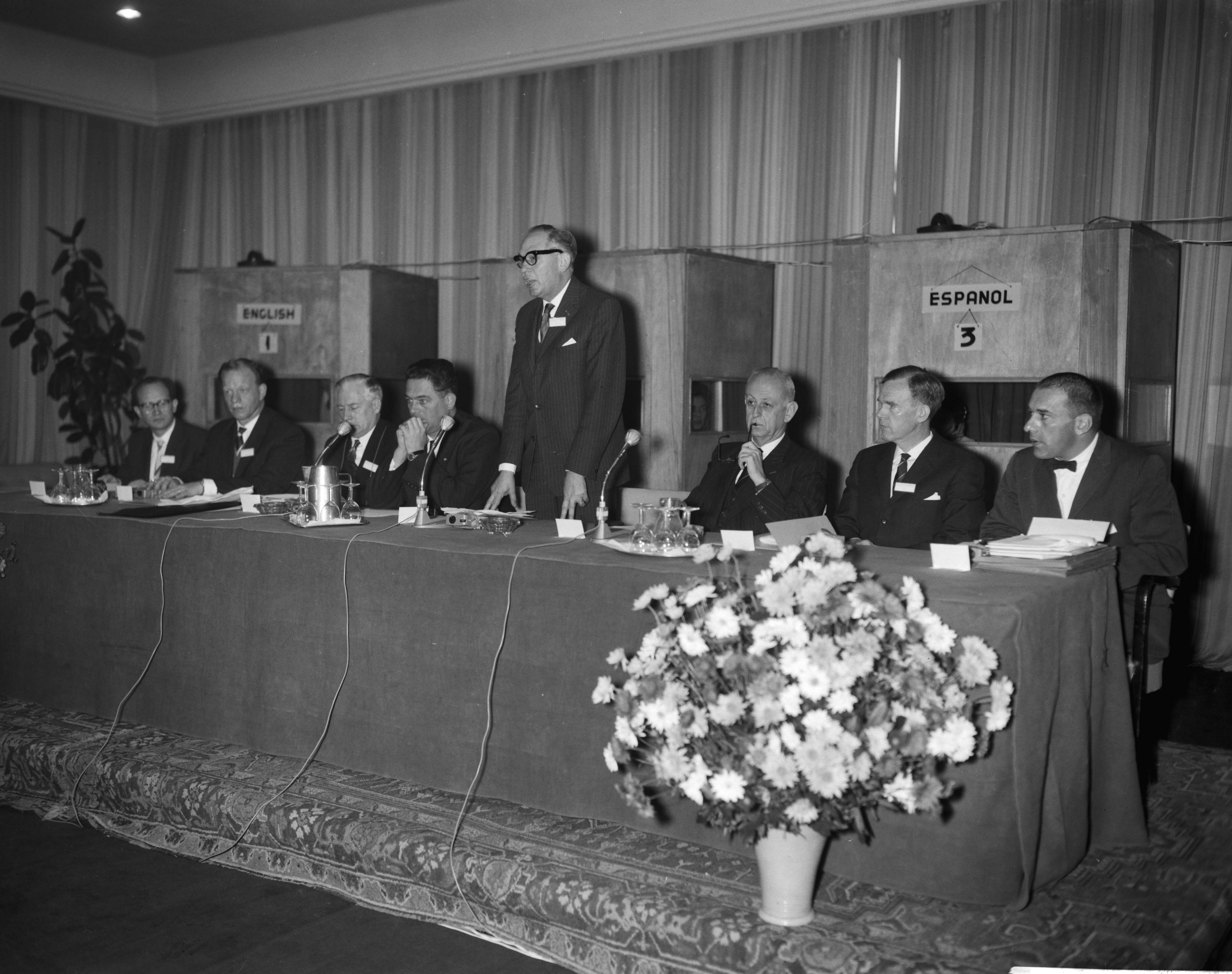 Fotocollectie Anefo — Internationale Conferentie over Landbouw en Volksgezondheid in verband met straling in het Kurhaus te Scheveningen. Vlnr. Saschny, ir. Smeets , prof. dr. R.A. Silow (directeur kernenergiebureau FAO), minister mr. V.G.M. Marijnen , prof. dr. ir. mr. M.J.L. Dols (raadsadviseur), prof. dr. P. Muntendam (directeur-generaal Volksgezondheid), Finn Devik en [tekst afgebroken]. Rede van prof. Dols — Foto: Bilsen, Joop van / Anefo. Licentie: Set B: Rechtenvrij / Publiek Domein. Bron: Nationaal Archief. http://hdl.handle.net/10648/a9efb3dc-d0b4-102d-bcf8-003048976d84