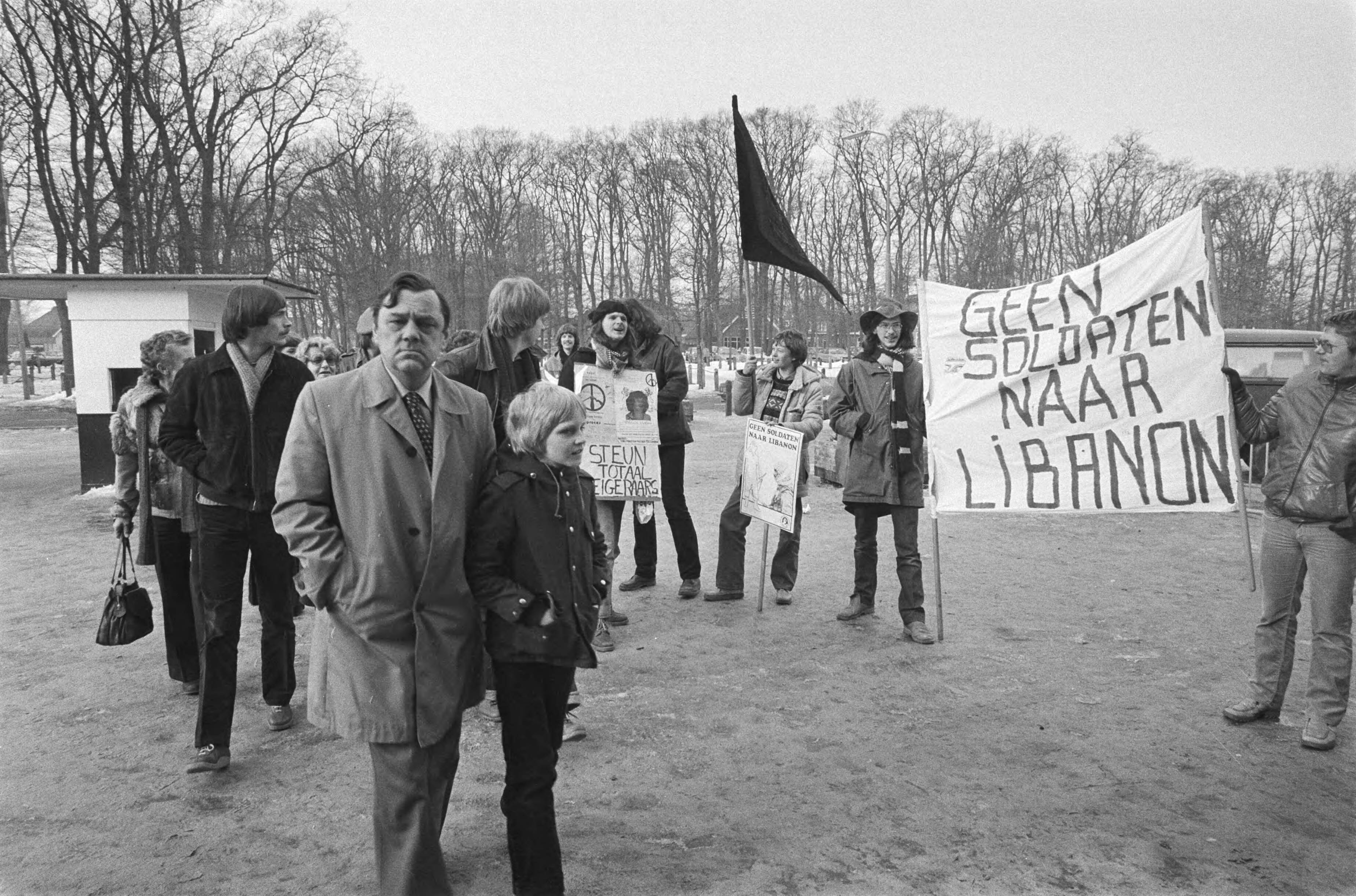 Ouderdag voor VN militairen in Zuidlaren — Demonstranten bij de samenkomst; een spandoek draagt de tekst "Geen soldaten naar Libanon" — Foto: Suyk, Koen / Anefo. Licentie: Set B: Rechtenvrij / Publiek Domein. Bron: Nationaal Archief. http://hdl.handle.net/10648/acc51782-d0b4-102d-bcf8-003048976d84