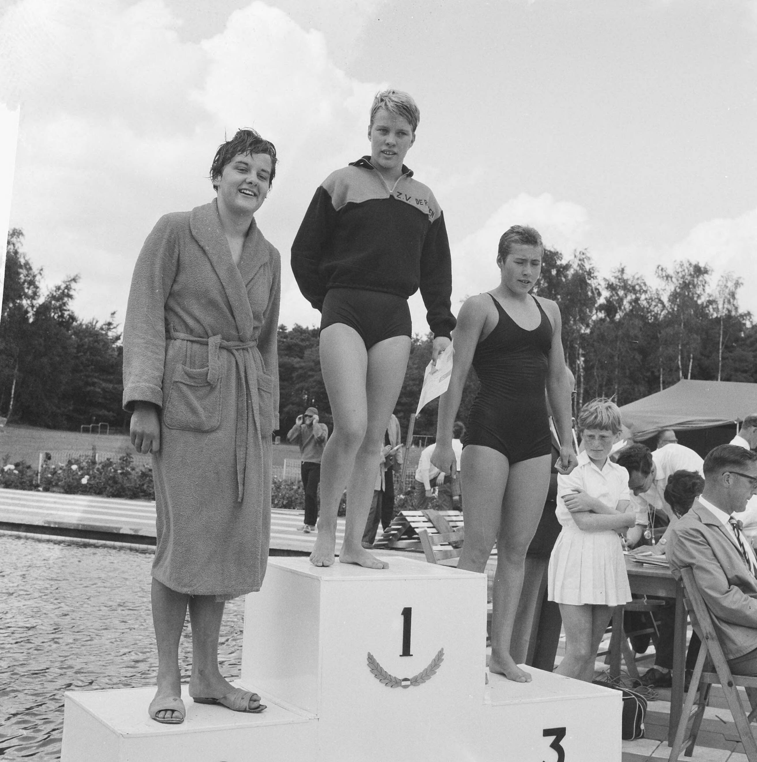 Fotocollectie Anefo — Zwemkampioenschappen in Soest. De prijswinnaressen op de 100 m vrije slag, v.l.n.r. Erica Terpstra, Ineke Tigelaar en Adri Lasterie — Foto: Koch, Eric / Anefo. Licentie: Set B: Rechtenvrij / Publiek Domein. Bron: Nationaal Archief. http://hdl.handle.net/10648/aa126a9e-d0b4-102d-bcf8-003048976d84