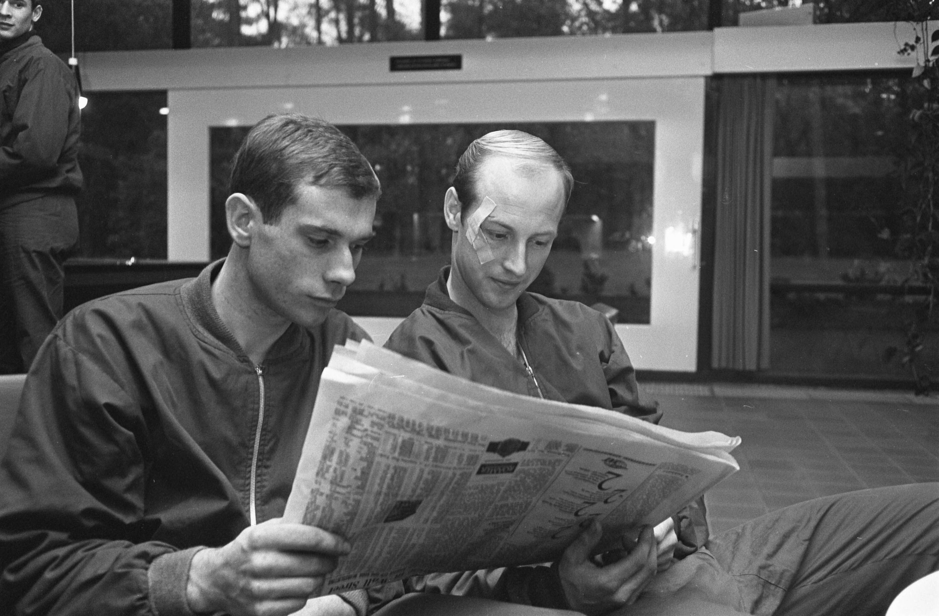 Sparta op KNVB-centrum te Zeist — Sparta speler Ger Terhorst met collega Ad Vermolen (l) lezen de krant — Foto: Koch, Eric / Anefo. Licentie: Set B: Rechtenvrij / Publiek Domein. Bron: Nationaal Archief. http://hdl.handle.net/10648/ab0533d2-d0b4-102d-bcf8-003048976d84