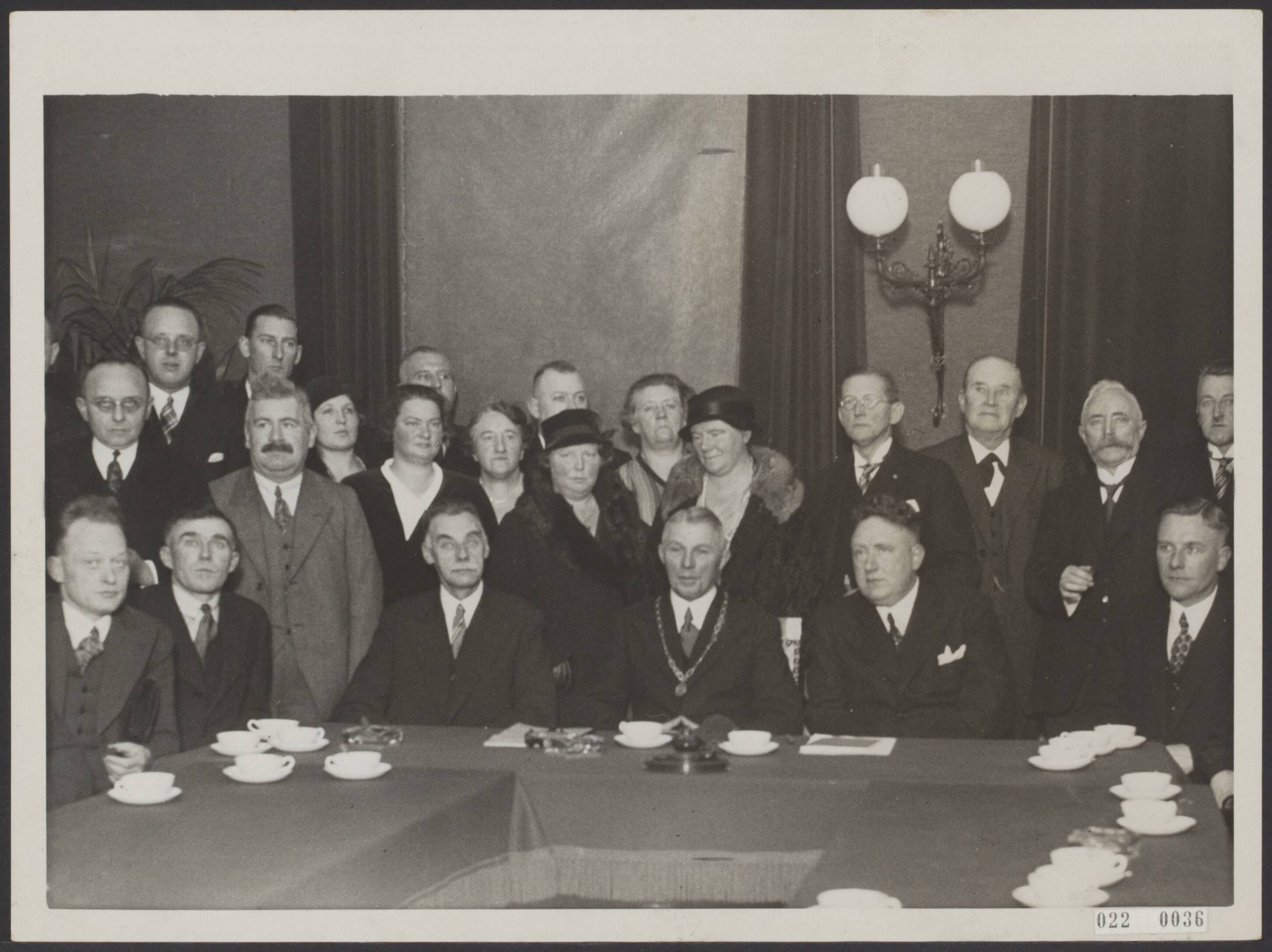 Fotocollectie Elsevier Binnenland — Installatie van de nieuwe burgemeester van Wormerveer, mr. A.G. Draayer — Foto: N.V. Polygoon. Licentie: Set B: Rechtenvrij / Publiek Domein. Bron: Nationaal Archief. http://hdl.handle.net/10648/add0e55c-d0b4-102d-bcf8-003048976d84