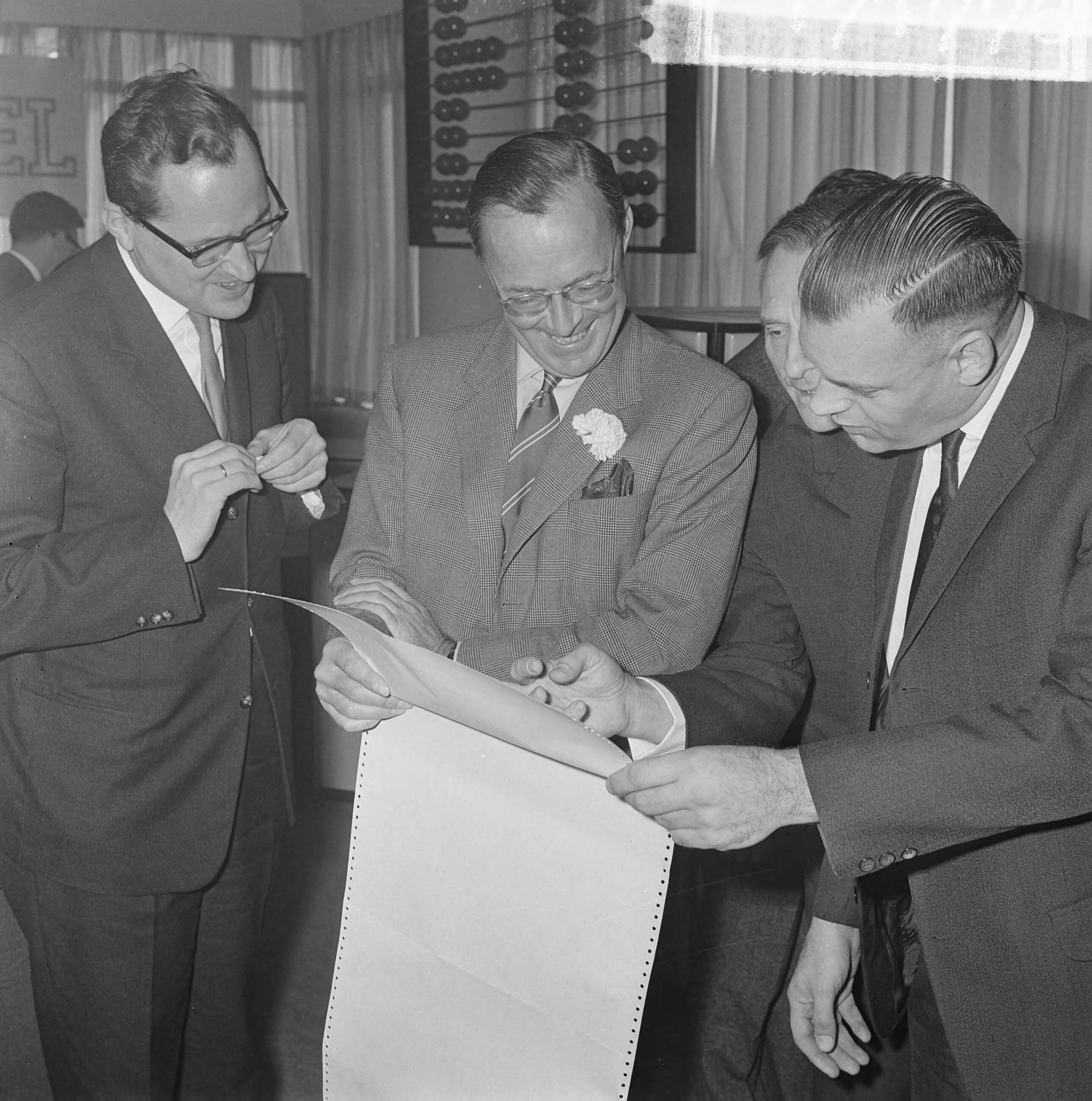 Fotocollectie Anefo — Prins Bernhard opende computerfabriek N.V. Electrologica te Rijswijk, de prins tijdens rondgang. Links minister Andriessen. — Foto: Koch, Eric / Anefo. Licentie: Set B: Rechtenvrij / Publiek Domein. Bron: Nationaal Archief. http://hdl.handle.net/10648/aa84d6ba-d0b4-102d-bcf8-003048976d84