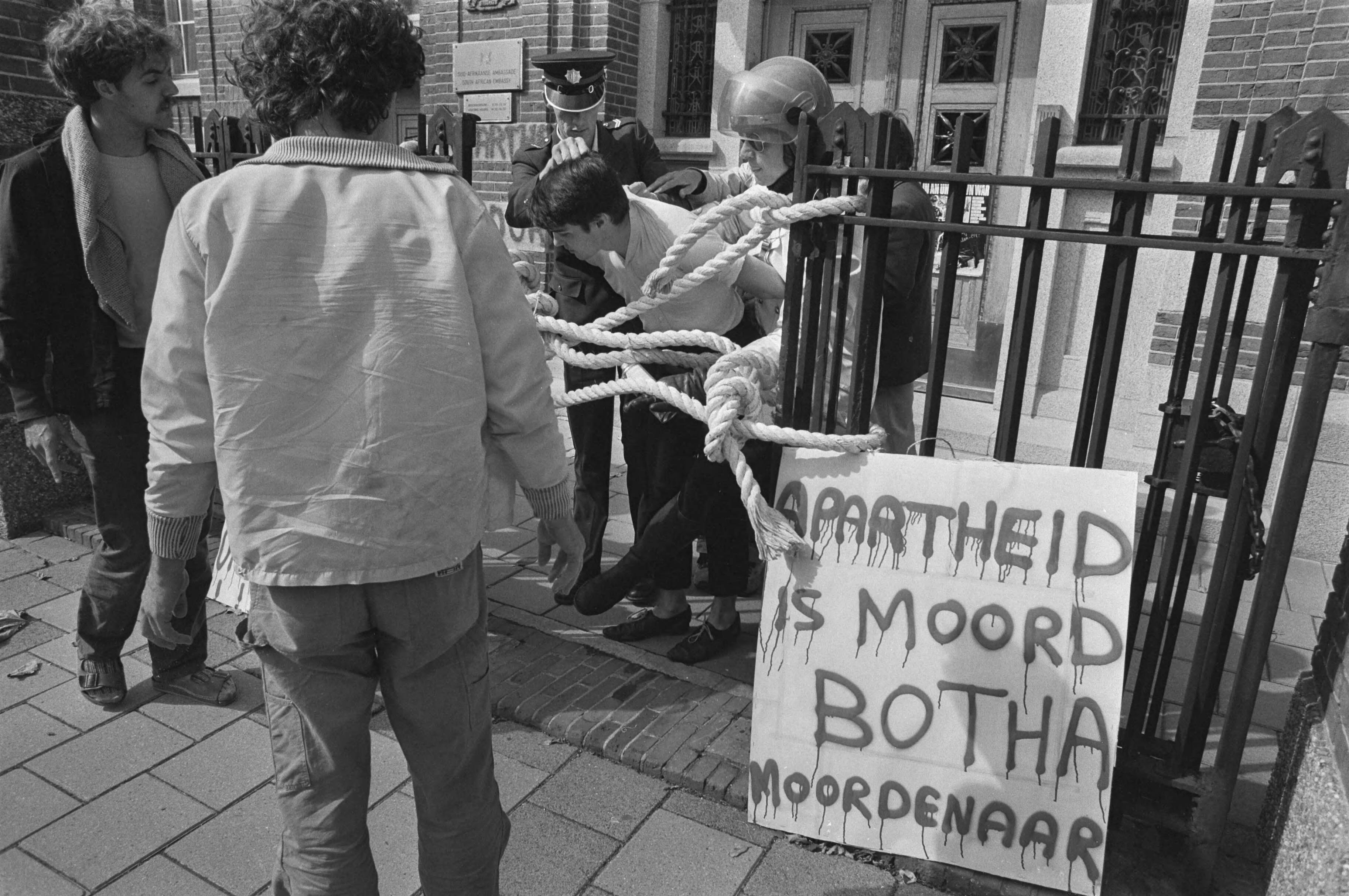 Fotocollectie Anefo — Leden van Anti Apartheidsbeweging Nederland hebben actie gevoerd bij Zuidafrikaanse ambassade in Den Haag — Foto: Bogaerts, Rob / Anefo. Licentie: Set B: Rechtenvrij / Publiek Domein. Bron: Nationaal Archief. http://hdl.handle.net/10648/ad3ca82e-d0b4-102d-bcf8-003048976d84