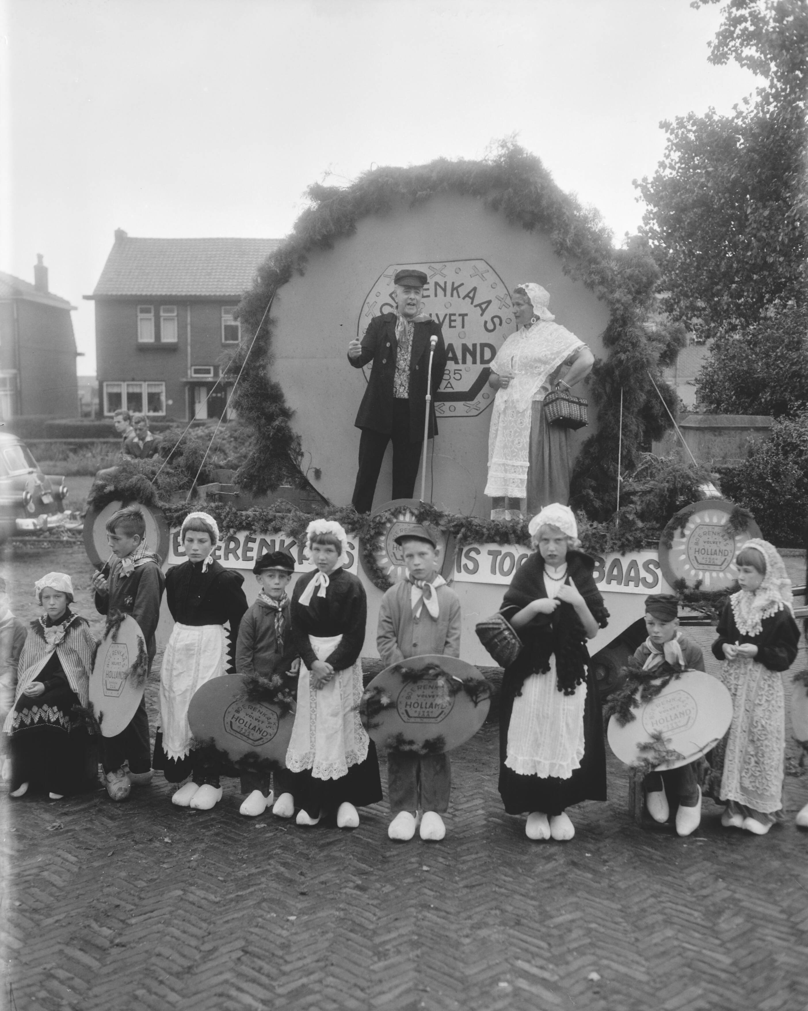Fotocollectie Anefo — Traditionele kaasmarkt te Bodegraven — Foto: Pot, Harry / Anefo. Licentie: Set B: Rechtenvrij / Publiek Domein. Bron: Nationaal Archief. http://hdl.handle.net/10648/a9843c10-d0b4-102d-bcf8-003048976d84